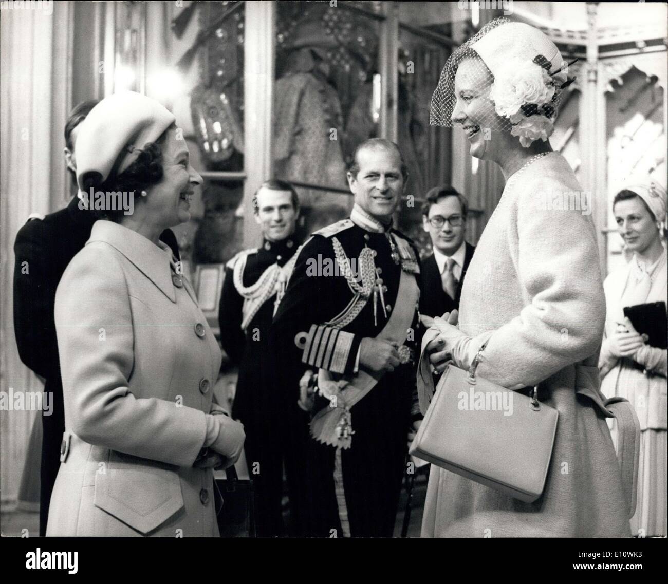 Apr. 30, 1974 - La Regina Margrethe qui sulla visita di Stato: Regina Margrethe di Danimarca, accompagnata dal marito Principe Henrik, arrivato oggi per quattro giorni di visita di Stato. Sono arrivati a Greenwich a bordo della Royal Danish Yacht, Dannabrog, dove sono stati accolti dal principe Filippo. Hanno viaggiato in macchina per Home Park, Windsor, dove sono stati accolti da H.M. La regina ed hanno guidato al castello di Windsor in un aperto landan. La foto mostra era tutto sorrisi come la Regina Elisabetta II (sinistra) e la Regina Margrethe arrivati al Castello di Windsor di oggi. Il principe Filippo è visto in centro. Foto Stock