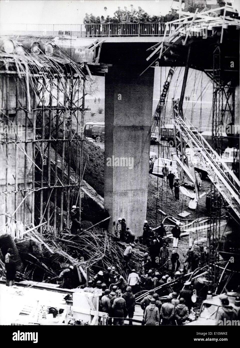 Maggio 02, 1974 - nove morti da un ponte Crash a Kempten, Baviera: Nelle prime ore del mattino di Aprile 30, 1974 il ponte autostradale ''Leubastal'' vicino Kemprten, la Baviera ha abbattuto e fino ad ora la causa non è chiara l'incidente è accaduto durante la concertazione di opere come autocarri riempiti di calcestruzzo fresco nel fasciame insieme con 500 tonnellate di cemento e rubare, 22 operai della costruzione sono state tirate verso il basso. Nove di essi soffocato nella concretezza e tredici, la maggior parte dei quali gravemente feriti, potrebbero essere salvati. Mostra fotografica di nove persone tra le travi di acciaio e calcestruzzo. Foto Stock