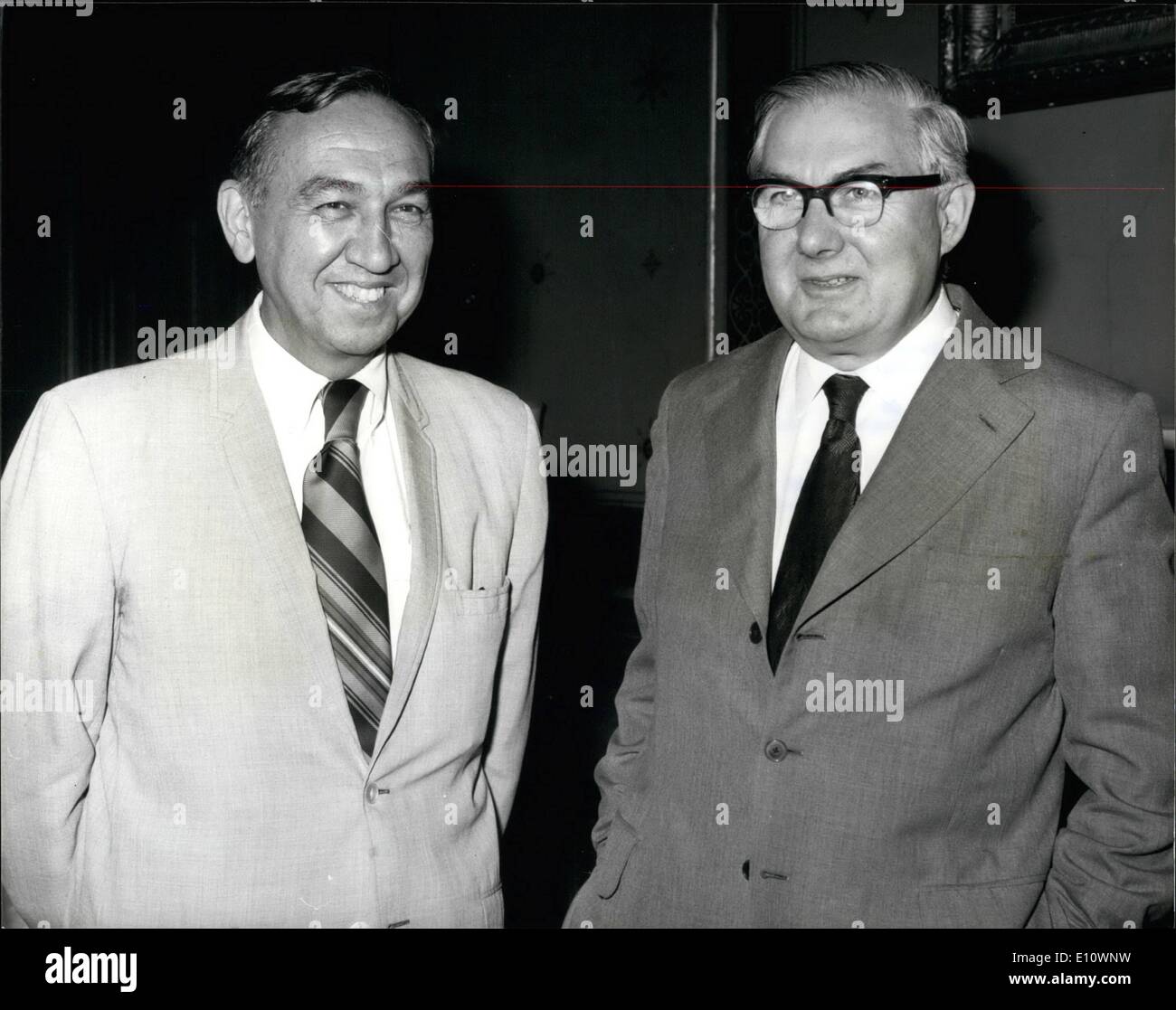 Lug. 07, 1974 - STATI UNITI Sotto-segretario di Stato arriva a Londra per colloqui su Cipro crisi: il dottor Kissinger, vice, il sig. Joseph Sisco, U.S. Il Sottosegretario di Stato, ha pagato una visita al Foreign Office di Londra oggi dove ha avuto una serie di colloqui con la Gran Bretagna è Segretario di Stato per gli affari esteri sig. Callaghan e il bagno turco il Ministro della difesa il sig. Hasan Isik. La foto mostra il Sig. Joseph Cisco (sinistra) nella foto con il Sig. James Callaghan presso il Foreign Office oggi. Foto Stock