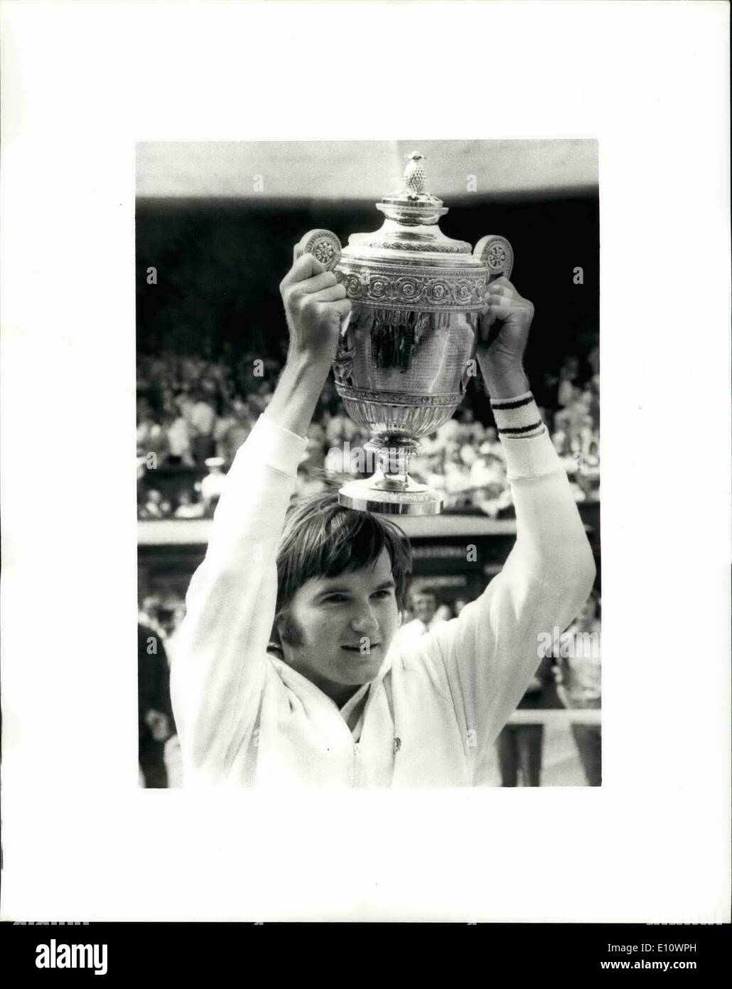 Lug. 07, 1974 - Ken ROSEWALL battuto negli uomini la Finale unica, a Wimbledon Connors vince 6-1, 6-1, 6-4: Gli Uomini Singoli titolo di tennis a Wimbledon ancora fissata Ken Rosewell, di Australia quando è stato battuto oggi nella giornata finale da Jim Connors (U.S.A Connors ha vinto 6-1, 6-1, 64. Jim Connors (U.S.A.) con il suo trofeo dopo aver vinto uomini singoli finale a Wimbledon oggi. Foto Stock