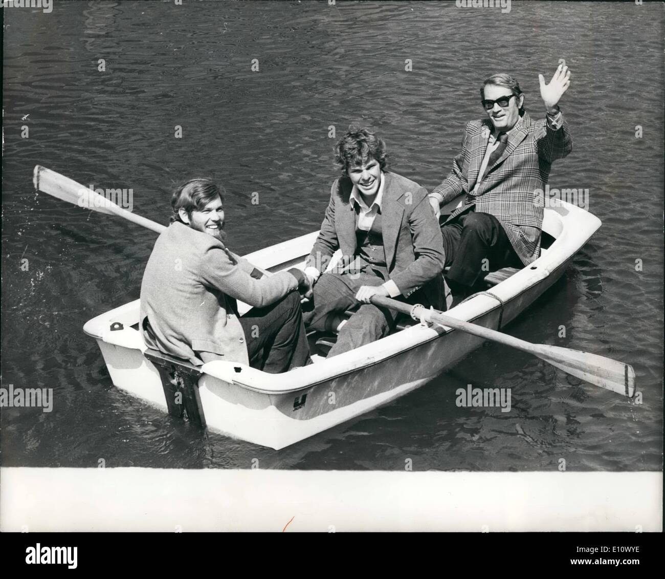 05 maggio 1974 - Tre Uomini in Barca.: Il nuovo Gregory Peck film La Colomba basato sul vero round. Il mondo viaggio di Robin Lee Graham, avrà un Royal Premiere mondiale prima della Principessa Anna e del Capitano Mark Phillips a Londra Mercoledì 22 Maggio. La foto mostra foto in una barca in Marina Yachting al Tower Bridge ieri sono stati Robin Lee Graham sul cui round-l'Ã¢â'¬â€oeworld voyage il film si basa; (sulla sinistra); Joseph bottoms, che interpreta il ruolo di Robin's parte nel film " La colomba e Gregory Peck (destra) Foto Stock