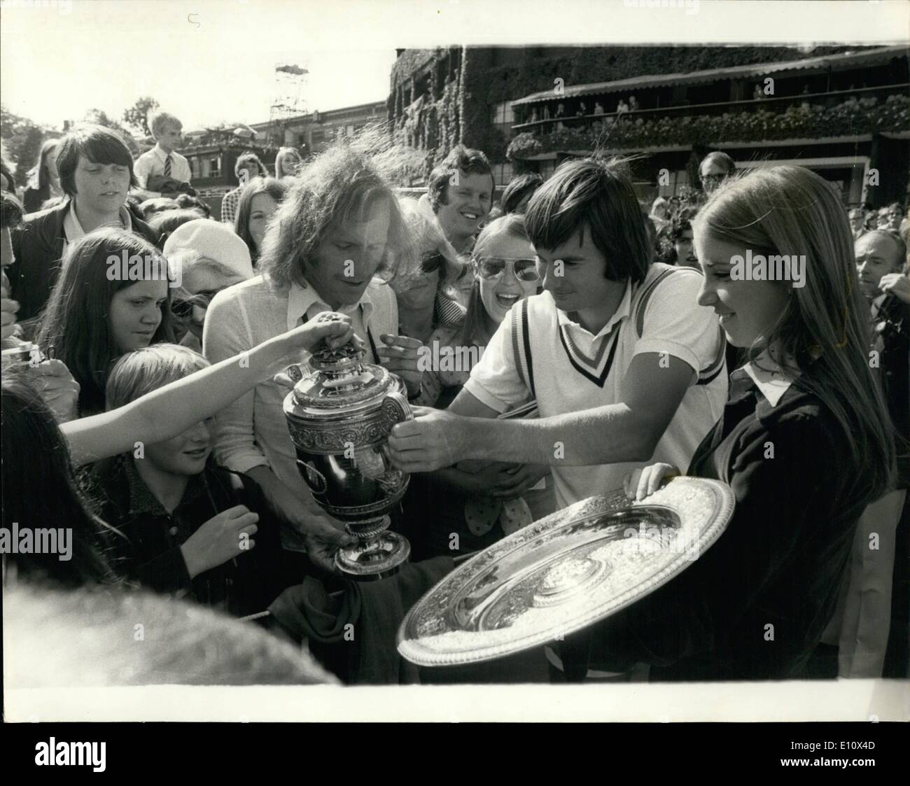 Lug. 07, 1974 - Chris Evert e Jim Connors - Wimbledon Champions - mostrare il loro T4ophies: Mostra fotografica di Jim Connors (U.S.A) vincitore della odierna Uomini Singoli finale a Wimbledon e il suo fidanzato, Chris Evert (U.S.A.), che ha vinto ieri la donna singles titolo, mostrare i trofei per ammirare gli appassionati di tennis, al di fuori del famoso centro Corte, su cui Connors aveva appena battuto Ken ROSEWALL. Foto Stock