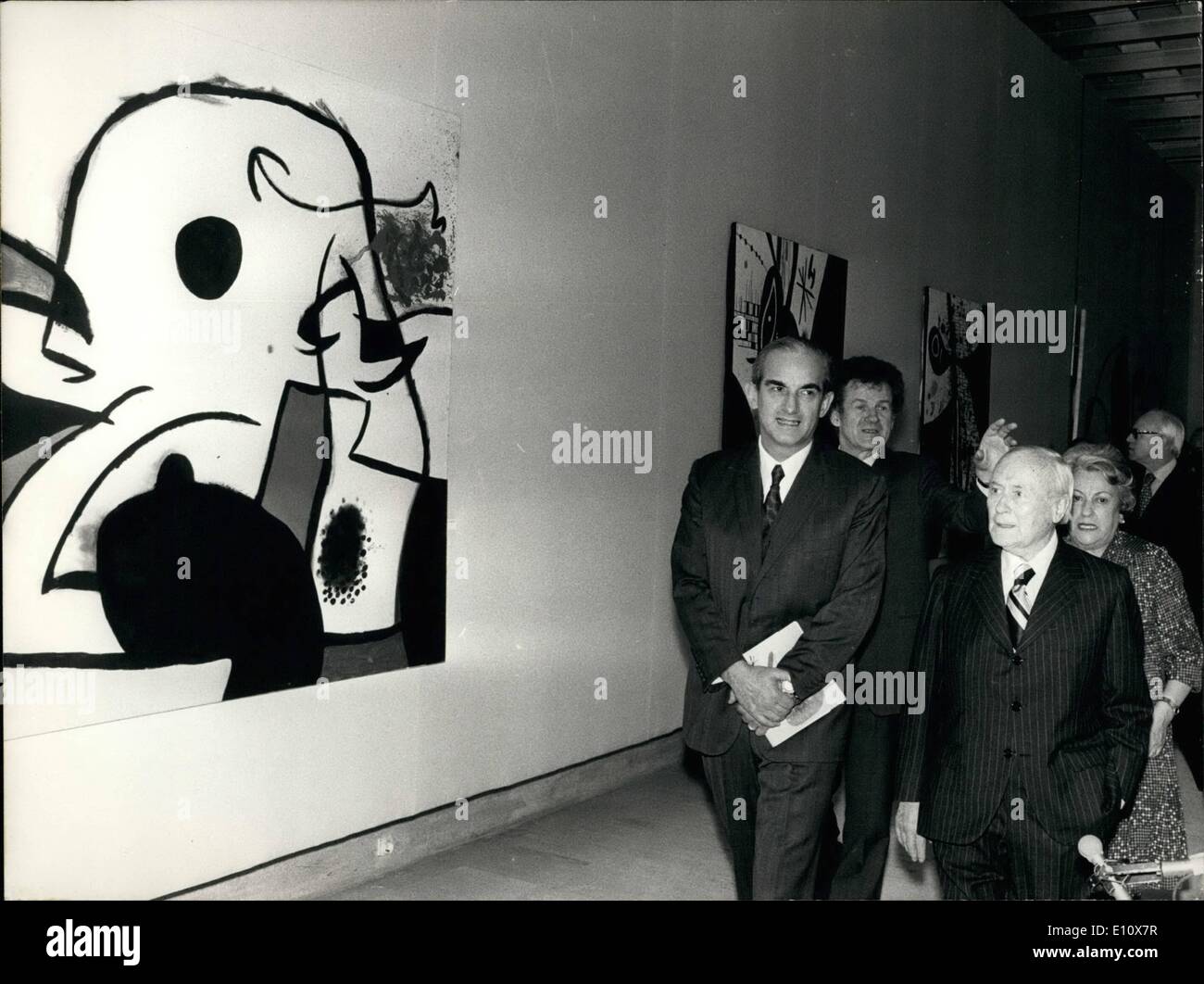 Maggio 05, 1974 - Miro i dipinti esposti a Parigi: Joan Miro, il famoso 70-anno-vecchio pittore spagnolo, è ora che esibisce i suoi dipinti al Grand Palais. Mostra fotografica. Alain Peyrefitte, ministro della cultura (destra) visitando il display della pittura astratta eseguite dall'artista (destra) Foto Stock