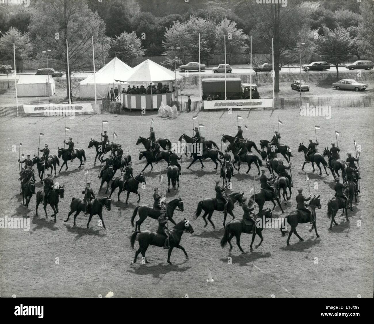 Maggio 05, 1974 - Royal Canadian polizia montata reciti musical ride: Il Royal Canadian polizia montata sono stati oggi ripassando in Home Park, Windsor, il Musical Ride che daranno in esposizione presso il Royal Windsor Horse Show su 9 - 12 Maggio. La foto mostra la scena in Home Park, Windsor, come il Royal Canadian polizia montata provate il loro giro musicale. Foto Stock