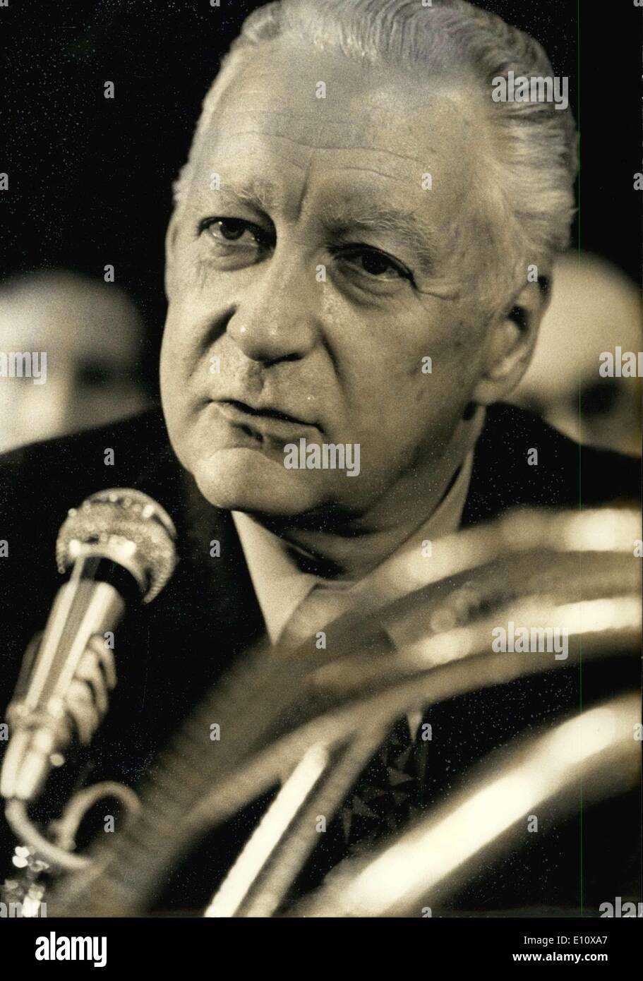 Maggio 08, 1974 - Il Primo Ministro Pierre Messmer definito l atteggiamento Gaulist per la seconda tornata di campagne presidenziali di fronte ai microfoni del Lussemburgo società di radiodiffusione. Foto Stock