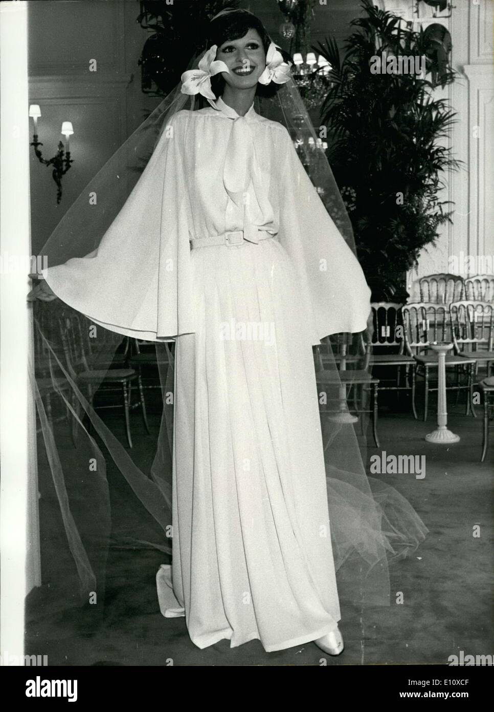 Lug. 24, 1974 - per il tradizionale abito da sposa, che è incluso in Dior è di nuovo 1974-75 in autunno e in inverno la raccolta, Bohan scelto bianco crêpe de Chine tessuto. Foto Stock