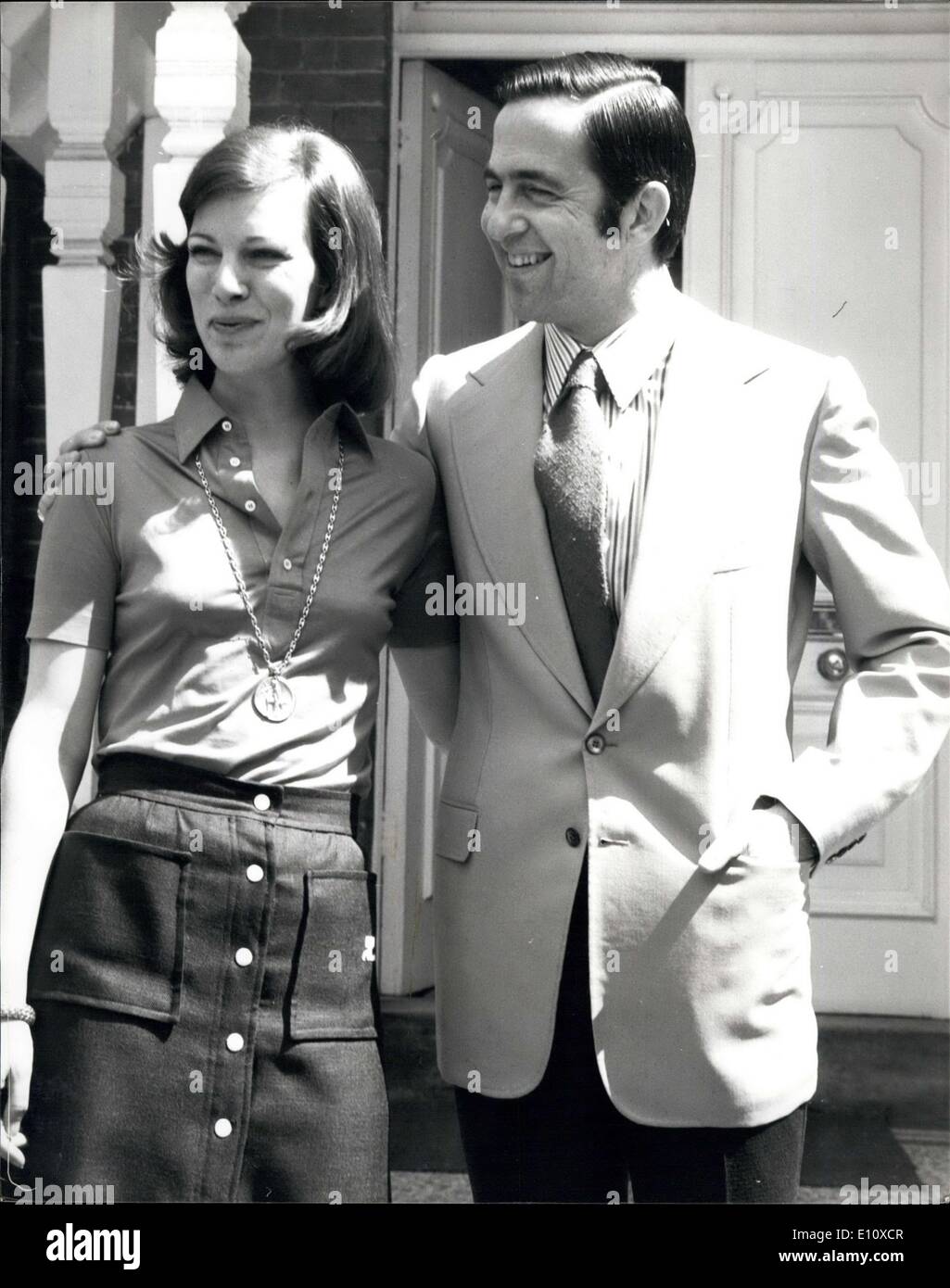 Lug. 25, 1974 - Ex-King Costantino e la moglie a Chobham: Ex - Re Costantino di Grecia chi è in esilio con la sua famiglia in Foto Stock
