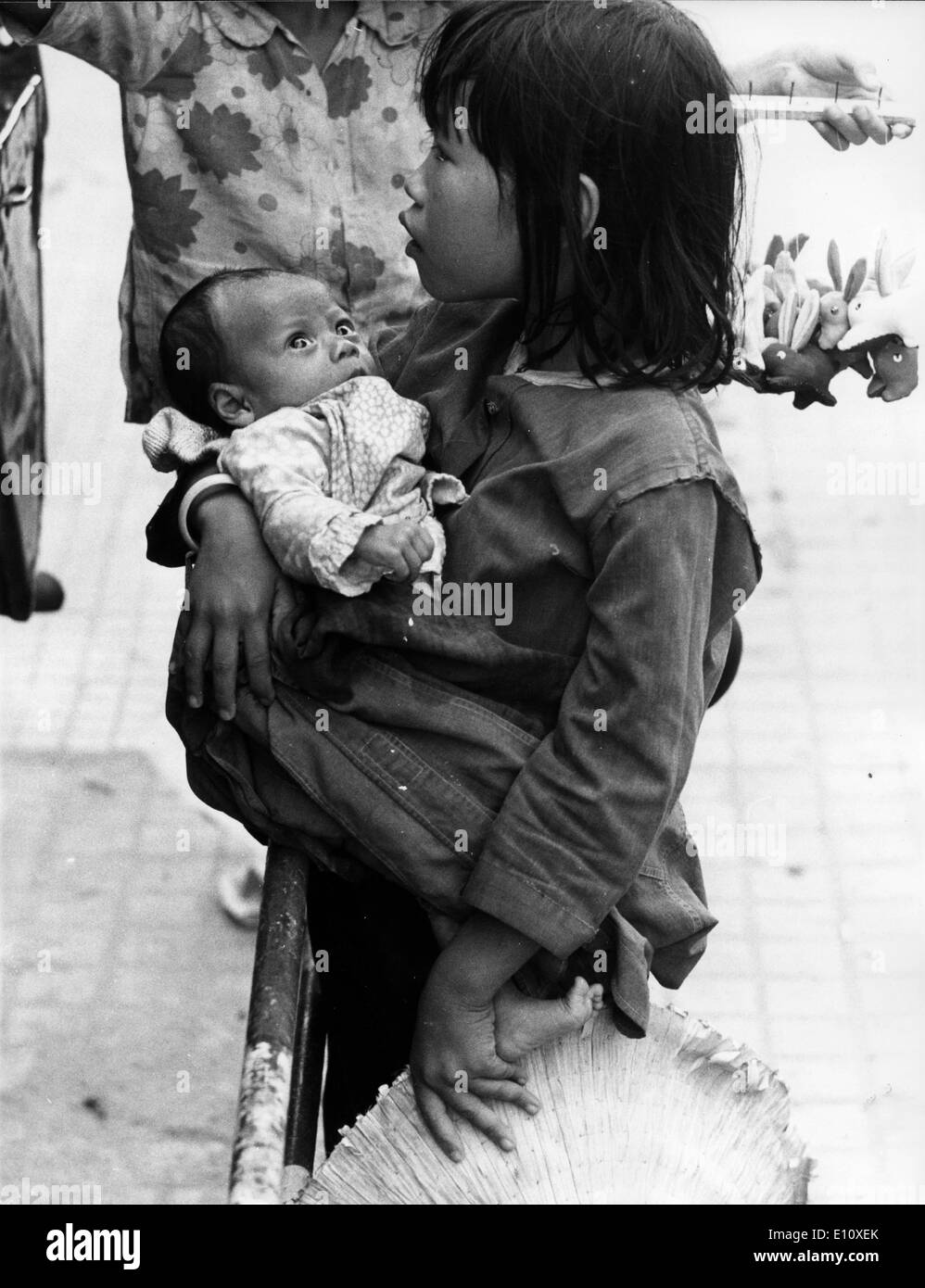 Bambino mendicante durante la guerra del Vietnam Foto Stock