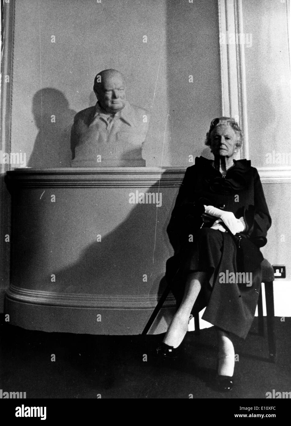 Signora Clementina Churchill con busto del marito Foto Stock