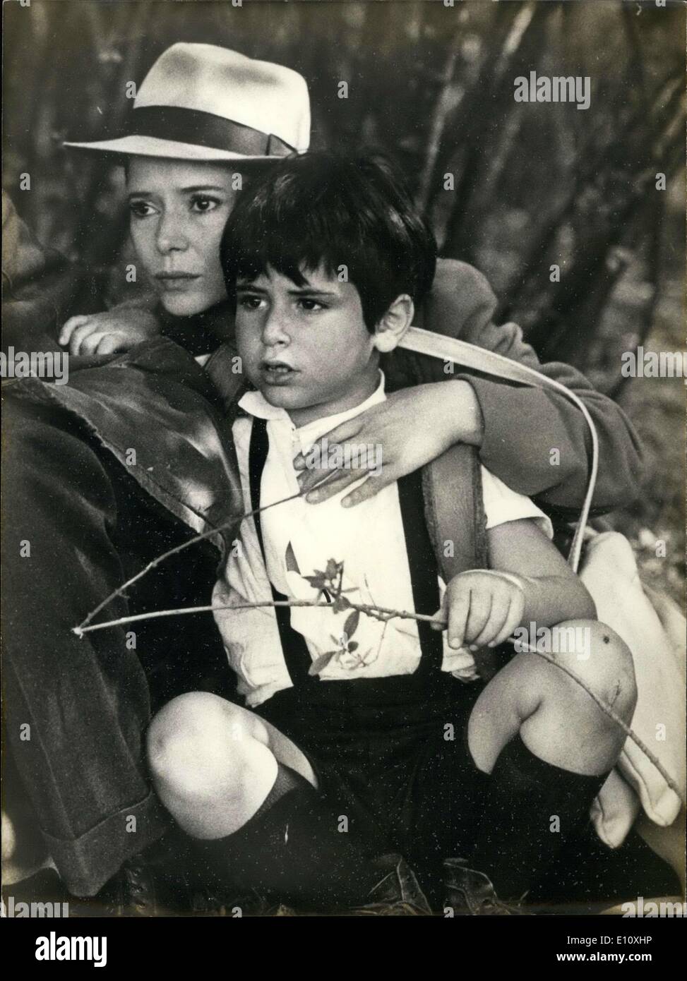 24 maggio 1974 - Marie-Jose Nat ha vinto un premio al Festival di Cannes per il suo ruolo in ''Les Violons du bal'', che è stato girato con suo figlio David e diretto da Michel Drach. Nat e suo figlio sono illustrati nel corso di una scena del film. Foto Stock