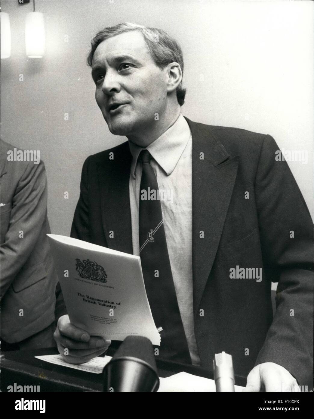 Agosto 08, 1974 - Il Sig. Tony Benn rivela la rigenerazione dell'industria britannica alla conferenza stampa; il Sig. Tony Benn il Segretario di Stato per l'industria ha affermato fatiche posto per estendere la nazionalizzazione in occasione di una conferenza stampa di oggi. Esso è chiamato ''la rigenerazione dell'industria britannica'' che propone un sistema di tre anni di pianificazione di accordi con grandi imprese in settori chiave dell'industria, e la costituzione di una impresa nazionale Board per estendere e supervisionare il governo ha partecipazioni in imprese private. La foto mostra il Signor Foto Stock
