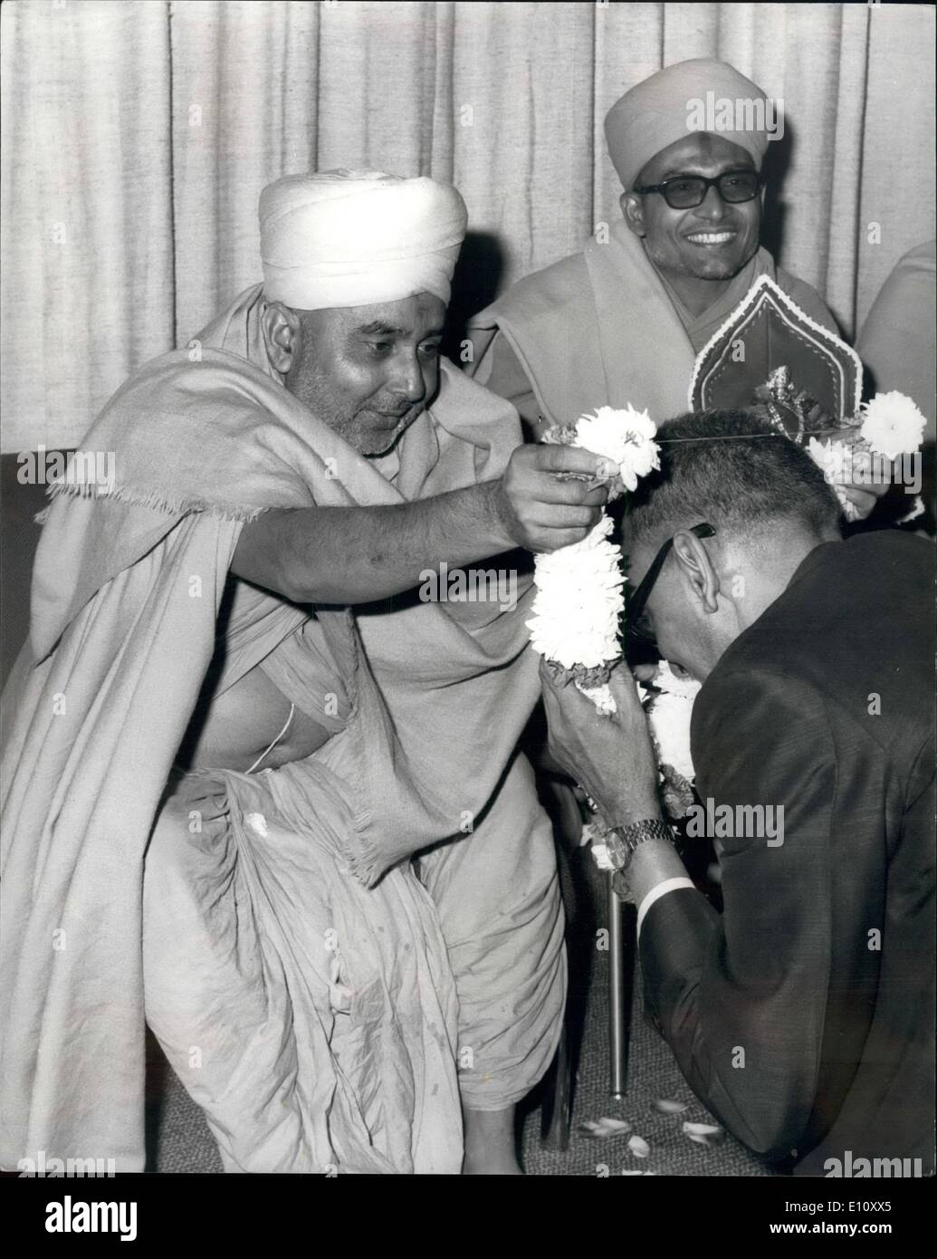 Giugno 06, 1974 - Testa di Shree Swaminarayan Hindu arriva di missione.: sua santità divina Shree Pramukh Swami Shastri Shree Narayanswarupdasji, capo spirituale della Shree Swaminarayan Hindu Missione, mani una ghirlanda quando è arrivato all'aeroporto di Heathrow di sabato per un tour della Gran Bretagna. Foto Stock