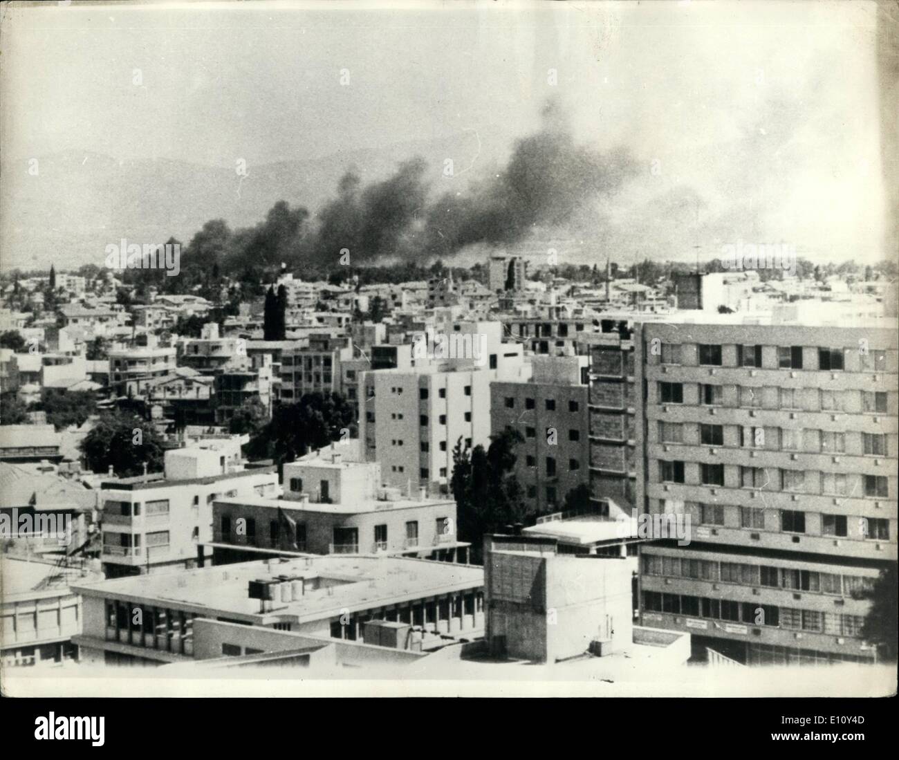 Agosto 08, 1974 - Guerra nuvole sopra di Nicosia. Mostra fotografica di nuvole nere su Nicosia, Cipro, durante un bombardamento da parte dei turchi. Foto Stock