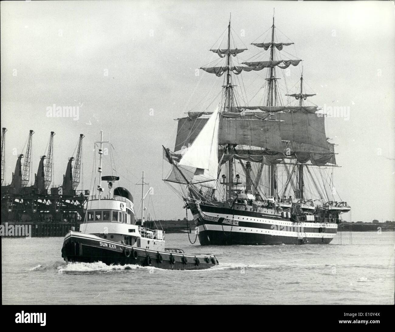 Agosto 08, 1974 - Italiano Addestramento alla vela di nave. Amerigo Vespucci a Londra. La vela italiana nave trading, Amerigo Vespucci, rende una pittoresca immagine mentre la vela fino al Tamigi di Greenwich. La nave è in visita a Londra fino a agosto 24th. Foto Stock
