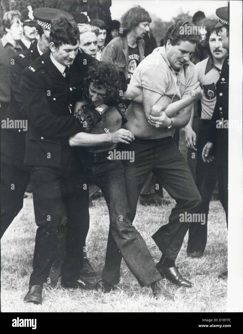 Il 30 agosto 1974 - 600 polizia si scontrano con i fan del genere pop in un ''Cancellare'' Raid al Windsor Great Park: più di 600 swooped di polizia su 2.000 hippies presso il Windsor Great Park Festival Pop e ordinò loro di ''Pack fino alle loro tende e andare". Alcuni obbedito alla fine, ma molti di loro hanno resistito. Una scena di isteria scoppiata a seguito della c;cenere fra la polizia e i tifosi pop. Molte persone sono state ferite, tra cui poliziotti e molti arresti sono stati effettuati. La foto mostra la polizia in lotta con una ventola pop ieri, durante la scontro in Windsor Great Park. Foto Stock