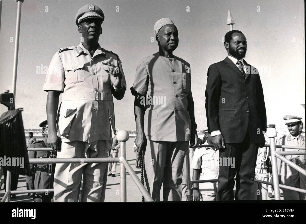 Giugno 06, 1974 - L a R: Pres Bano, Mwalinn della Tanzania Julius Nyerere & Frelimo Pres. Samora Machel. Foto Stock