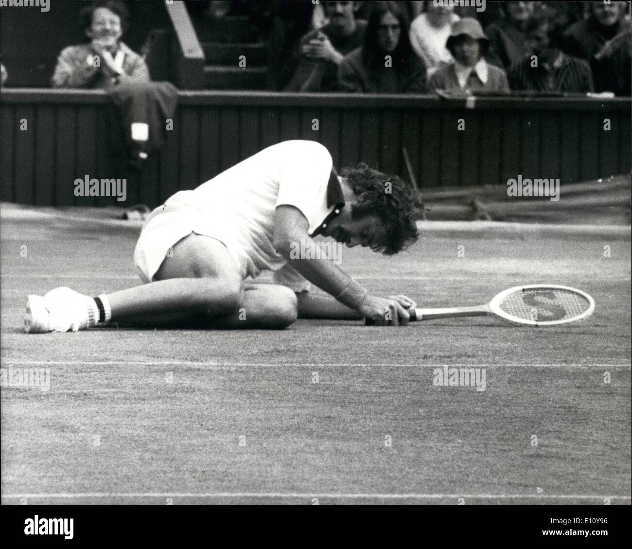 Giugno 06, 1974 - Wimbledon Tennis Championships Newcombe Australia è battuto da Rosewall Australia : Immagine mostra: Giovanni Newco Foto Stock