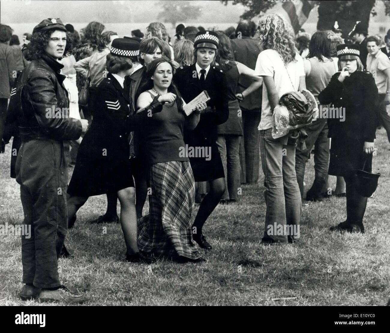 Il 30 agosto 1974 - 600 polizia si scontrano con i fan del genere pop in un ''Cancellare'' Raid al Windsor Great Park: più di 600 swooped di polizia su 2.000 hippies presso il Windsor Great Park festival pop e ordinò loro di ''pack fino alle loro tende e andare". Alcuni obbedito alla fine, ma molti di loro hanno resistito. Una scena di isteria scoppiata a seguito di uno scontro tra la polizia e i tifosi pop. Molte persone sono state ferite, tra cui poliziotti e molti arresti sono stati eseguiti. La foto mostra una ragazza pop ventola è portato via da poliziotta in Windsor Great Park di ieri. Foto Stock