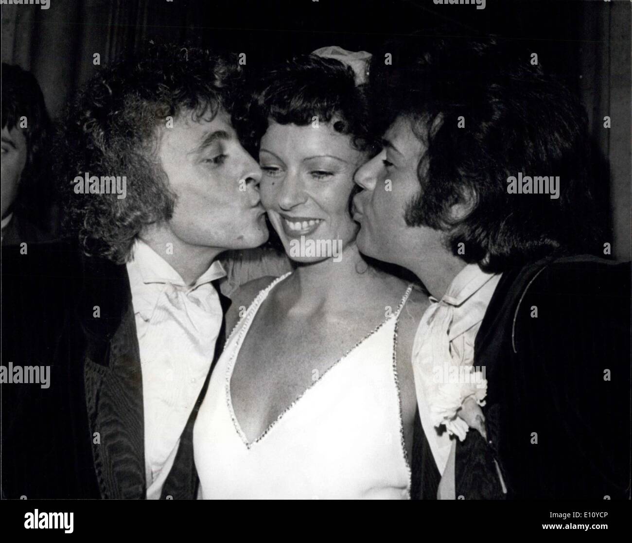 Sett. 06, 1974 - Pop Star Gary Glitter è il miglior uomo al suo Manager's Wedding a Londra - uno di Gran Bretagna i responsabili principali, registrare Producere e cantautori, Mike Leander, era sposata oggi di moda top model Penelope Carter presso la chiesa di San James, Spagnolo Place, Londra. Pop Siperstar Gary Glitter, una delle stelle gestito da Leandro è stato il migliore uomo. Gary Glitter è una grave condizione throuat e poco va in ospedale per un'operazione. Ma egli è stato avvertito che egli non può mai cantare di nuovo dopo il funzionamento Foto Stock