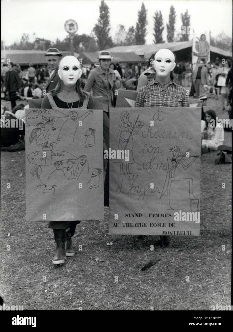 Sett. 09, 1974 - femministe portano Posters all umanità nella celebrazione di Courneuve APRESS.co Foto Stock
