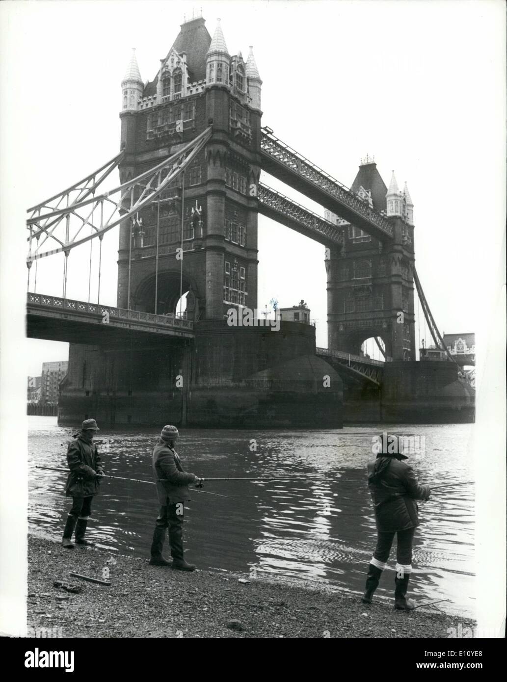 Sett. 09, 1974 - Thames esperimento di pesca in scena al Tower Bridge sei squadre di pescatori erano fuori sul Fiume Tamigi per vedere come molti tipi di pesci possono essere catturati nel cuore di Londra. L'esperimento sponsorizzato dalla Thames Water Authority, è mirata a trovare come molte delle 70 specie tra Teddington e il mare hanno trovato una " home " a Londra ora che le condizioni del fiume Tamigi è migliorata. Le sei squadre sono state la pesca tra Putney e il Tower Bridge. Mostra fotografica di:- Tre dei pescatori pesca durante l'esperimento presso il Tower Bridge. Foto Stock
