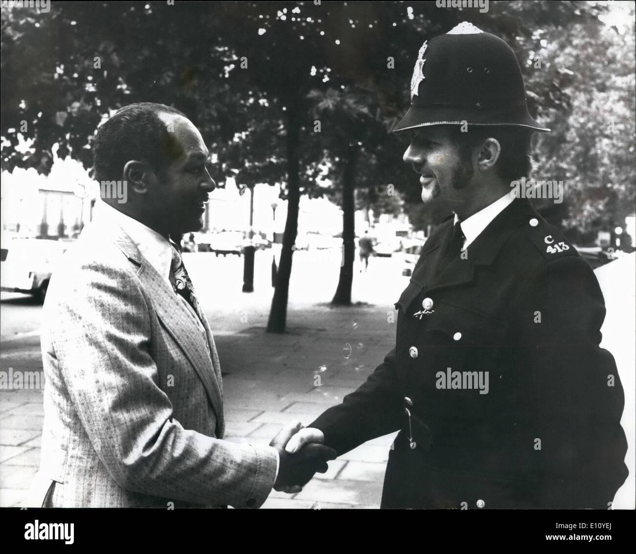 Sett. 09, 1974 - Primo Sindaco nero di Los Angeles visite di Londra: il sig. Thomas Bradley, recentemente eletto primo sindaco nero di Los Angeles, chi è in visita a Londra, ultima sera è andato all'ambasciata americana dove ha incontrato la stampa. La foto mostra il sig. Bradley, un ex tenente di polizia, scuote le mani con un poliziotto di Londra, quando arrivò presso l ambasciata americana ultima sera. Foto Stock