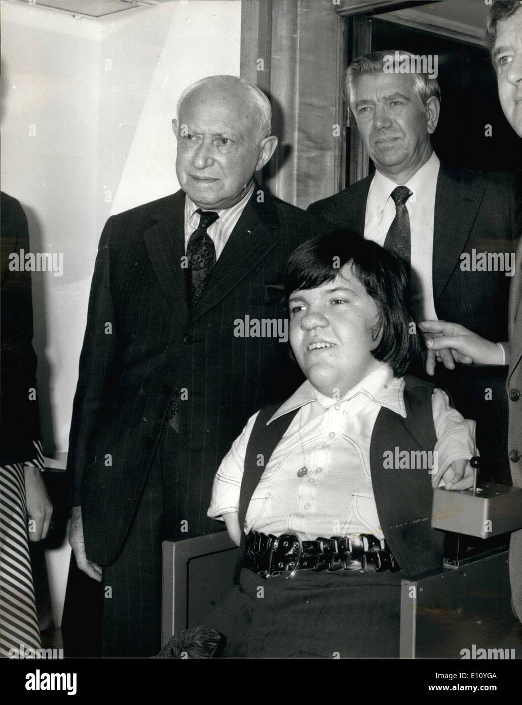 Ottobre 10, 1974 - Signore Shinwell - 90 oggi - presenta Self-Propelling cattedra di talidomide boy.: un 15-anno vecchio ragazzo di talidomide oggi ha celebrato con Lord Shinwell, il lavoro del collega il novantesimo compleanno. Eddie Freeman, di Stevenage, Herts, nato senza braccia o gambe, ha ricevuto un mezzo semovente a sedia dal Signore Shinwell ad un pranzo presso il Savoy Hotel. È il primo di 24 sedie per il talidomide vittime dall'Otis ascensore company. La foto mostra il Signore Shinwell visto con talidomide boy, Eddie Freeman, dopo aver presentato a lui con i semoventi oggi sedia. Dietro è il Sig. Jack Ashley. Foto Stock