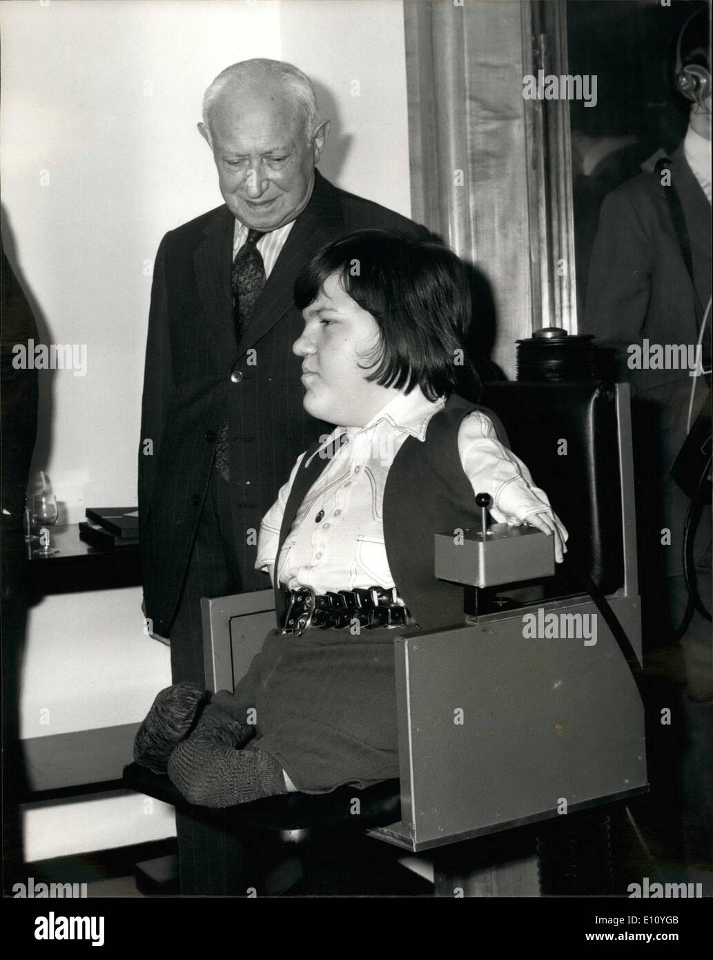 Ottobre 10, 1974 - Signore Shinwell - 90 oggi - presenta Self-Propelling cattedra di talidomide Boy: un 15-anno-vecchio ragazzo di talidomide oggi ha celebrato con lord Shinwell, il peer Lobour's 90th. compleanno.Eddie Freeman, di Stevanage, Herts, nato senza braccia o gambe, ha ricevuto un auto sedia di propulsione dal Signore Shinwell ad un pranzo presso il Savoy Hotel. È il primo dei 24 pranzo o vittime di talidomide dall'Otis Ascensore Company. La foto mostra il Signore Shinwell visto con la Talidomide boy, Eddie Freeman dopo la presentazione di lui con la propulsione di sedia di oggi. Foto Stock