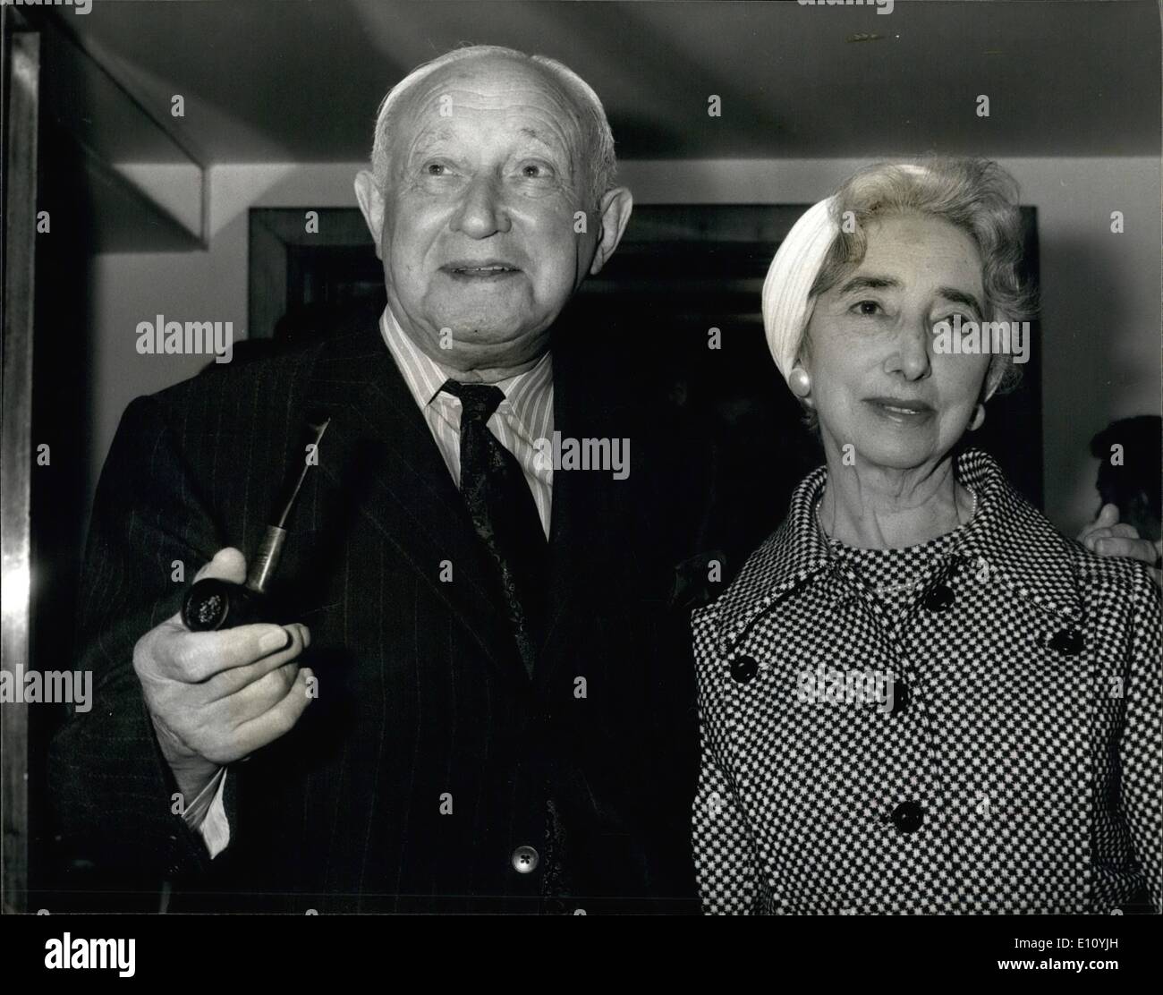 Ottobre 10, 1974 - Signore Shinwell - 90 Oggi - Presenta Self-Propelling cattedra di talidomide Boy.: un 15-anno vecchio ragazzo di talidomide oggi ha celebrato con Lord Shinwell, il lavoro del peer 90th. compleanno. Eddie Freeman, di Stevanage, Herts, nato senza braccia o gambe, ricevuto semovente sedia dal Signore Shinwell ad un pranzo presso il Savoy Hotel. È il primo di 24 sedie per il talidomide vittime dall'Otis ascensore company. La foto mostra il Signore Shinwell, 90 oggi - visto con sua moglie, arrivando al Savoy per oggi il pranzo. Foto Stock