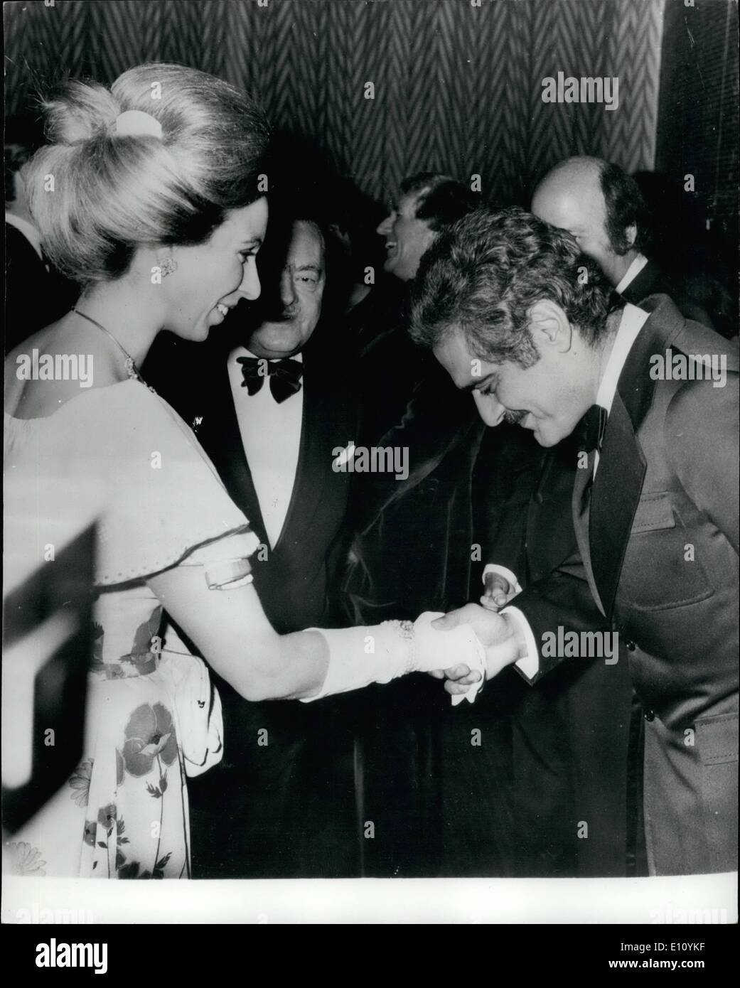 Ottobre 10, 1974 - Princess Anne a Premiere del film; la notte scorsa Princess Anne e suo marito Mark Phillips ha partecipato ad una carità premiere di ''Juggernaut'' al Leicester Square Theatre. La foto mostra il Princess Anne visto scuotendo il disco con la stella di ''Juggernaut'' Omar Sharif quando ella assistere alla prima notte scorsa. Foto Stock