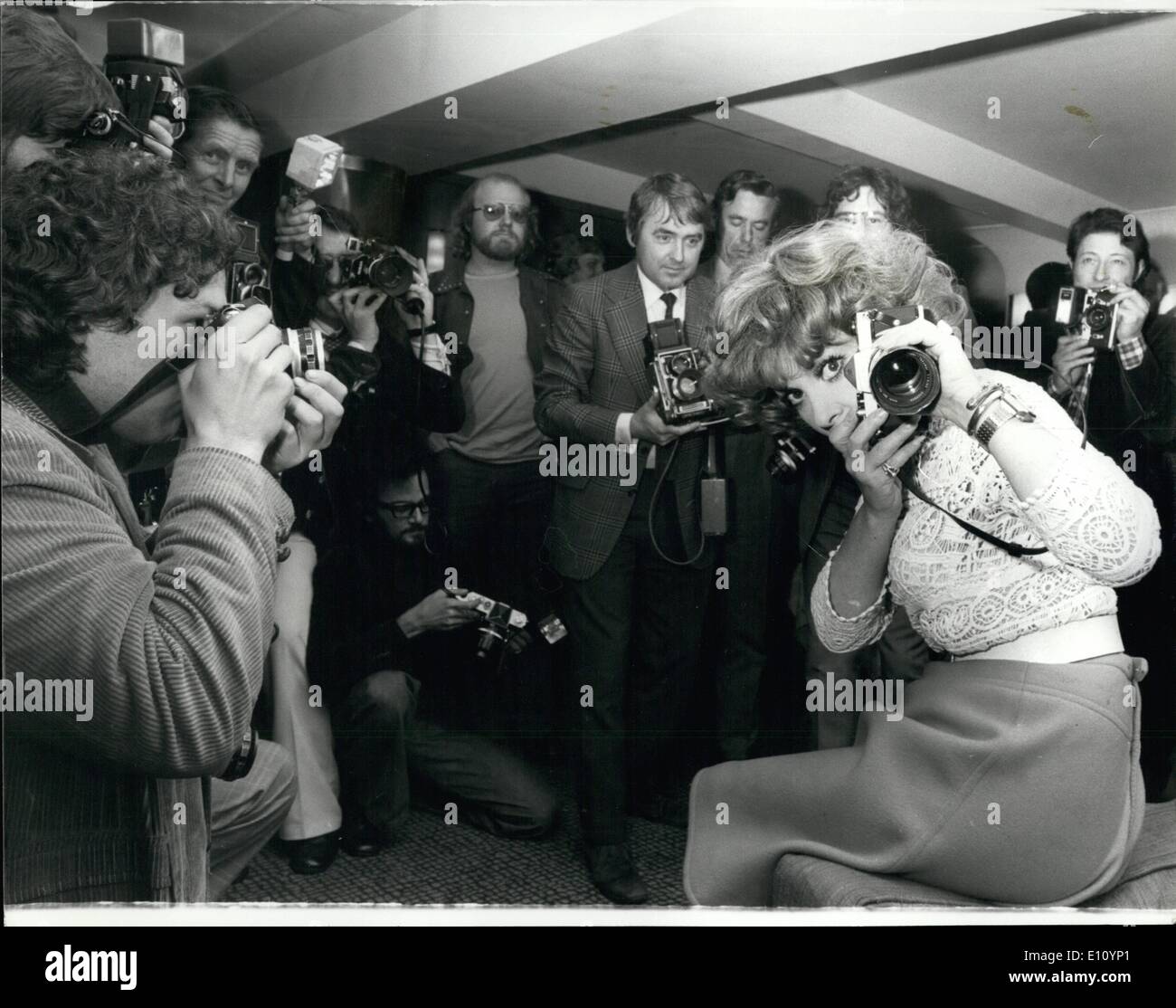 Sett. 09, 1974 - attrice fotografo Gina Lollobrigida a Londra per la pubblicazione del suo libro intitolato "Italia mia''. Gina Lollobrigida, oltre ad essere una famosa attrice, è anche un serio fotografo, e lei è arrivata a Londra per la pubblicazione del suo libro di insolita e affascinante fotografie dal titolo ''l'Italiano Mia'' che esce domani sett. 28th. Si tratta di un libro che parla di italiani, poveri e ricchi, giovani e vecchi, umile e famosa. mostra fotografica di Gina Lollobrigida mostra che essa non è estraneo ad una telecamera durante la stampa di oggi il ricevimento. Foto Stock