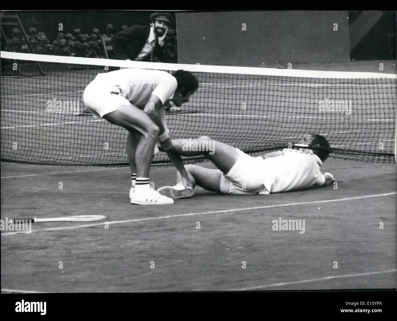 Sett. 09, 1974 - John Newcombe tira Tony Roche da sotto la rete durante la fase di Forest Hills US open Foto Stock