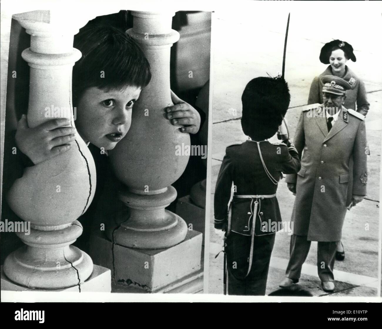 Ottobre 10, 1974 - Presidente Tito la visita di Stato in Danimarca - La Danish Crown Prince è un segreto spettatore.: Presidente Tito della Iugoslavia, accompagnato da sua moglie è attualmente su quattro giorni di visita di Stato in Danimarca. La foto mostra un join fino foto che mostra il giovane Danish Crown- Principe Federico ottiene una vista del procedimento dal balcone del castello Frdensborg - e di destra sul Presidente Tito seguita dalla Regina Margherita di Danimarca ottiene il saluto da un ufficiale della guardia reale. Foto Stock