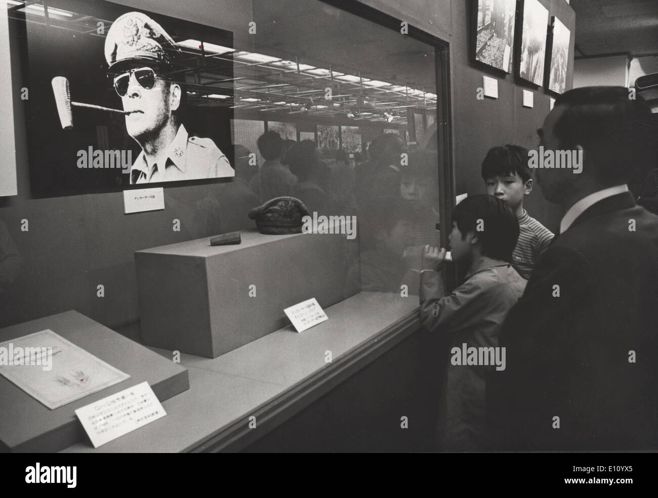 General Douglas MacArthur tubazione di tutolo e hat sul display 15 Ott 1974; Tokyo, Giappone. Foto Stock