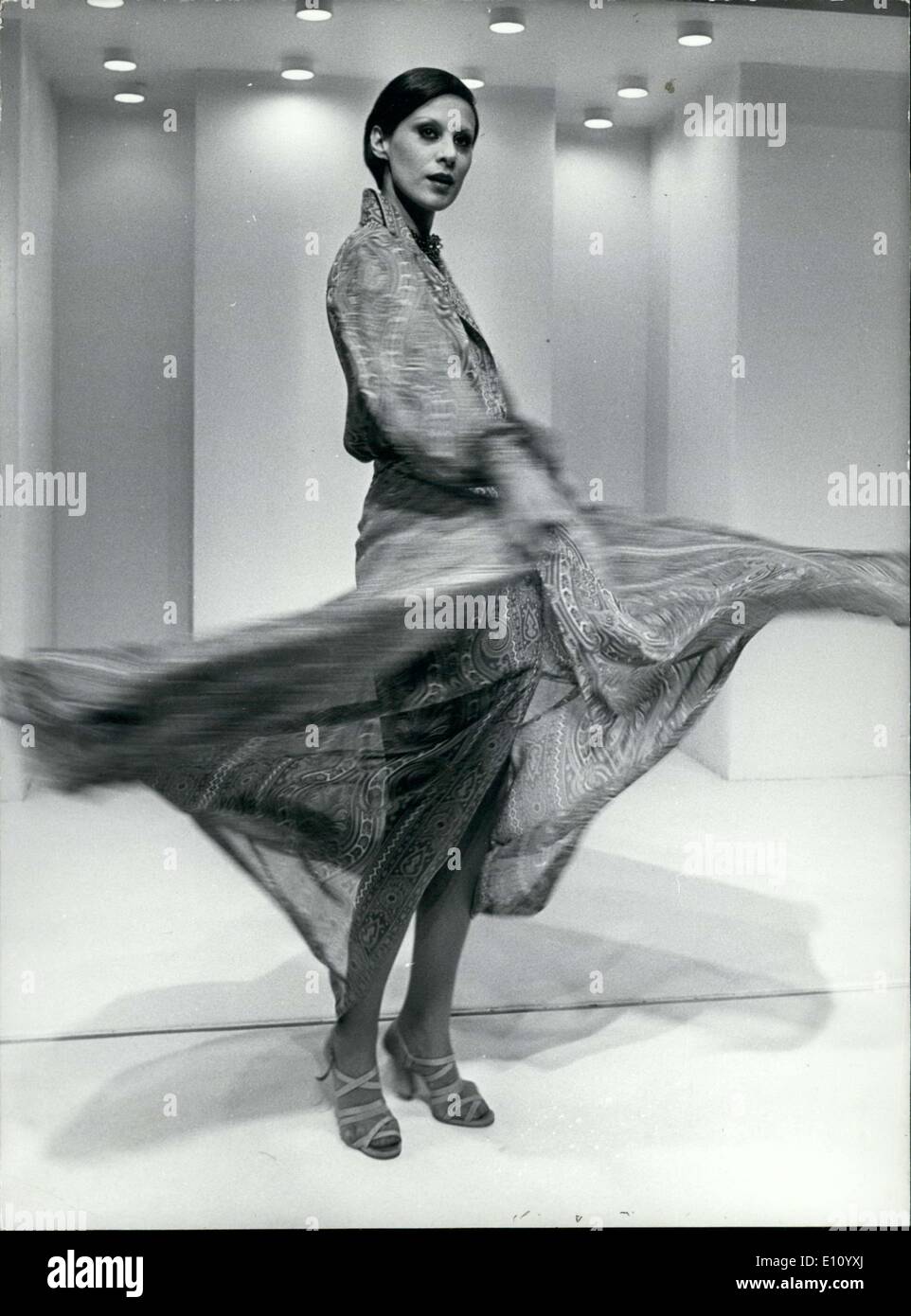18 ottobre 1974 - Modello indossa un mantello in chiffon con disegni di Persiano a bordeaux e malva. Design by Guy Laroche. Foto Stock
