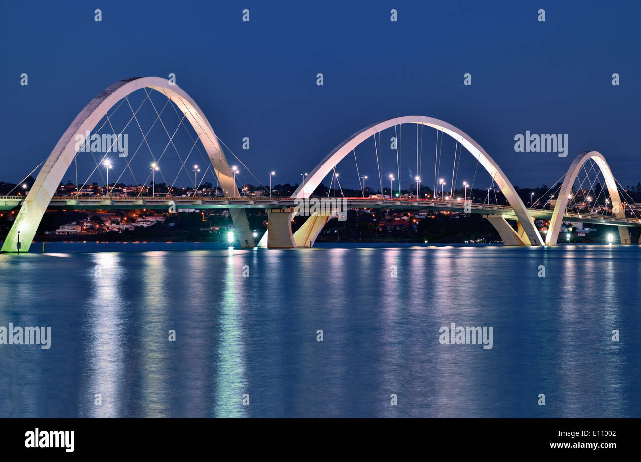 Il Brasile, Brasilia: vista notturna del Ponte JK Foto Stock