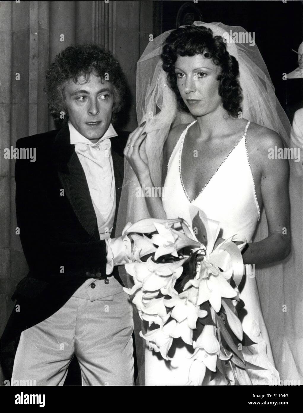 Sett. 09, 1974 - Pop Star Gary Glitter è il miglior uomo al suo Manager's Wedding a Londra: uno di Gran Bretagna i responsabili principali, registrare i produttori e cantautori, Mike Leander, era sposata oggi di moda top model Penelope Carter, a St James Church, Spagnolo Place, Londra. La superstar pop, Gary Glitter, uno dei pop stars gestito da Leandro era il miglior uomo. Gary Glitter è una grave condizione di gola, e poco va in ospedale per un'operazione. Ma egli è stato avvertito che egli non può mai cantare di nuovo dopo il funzionamento Foto Stock