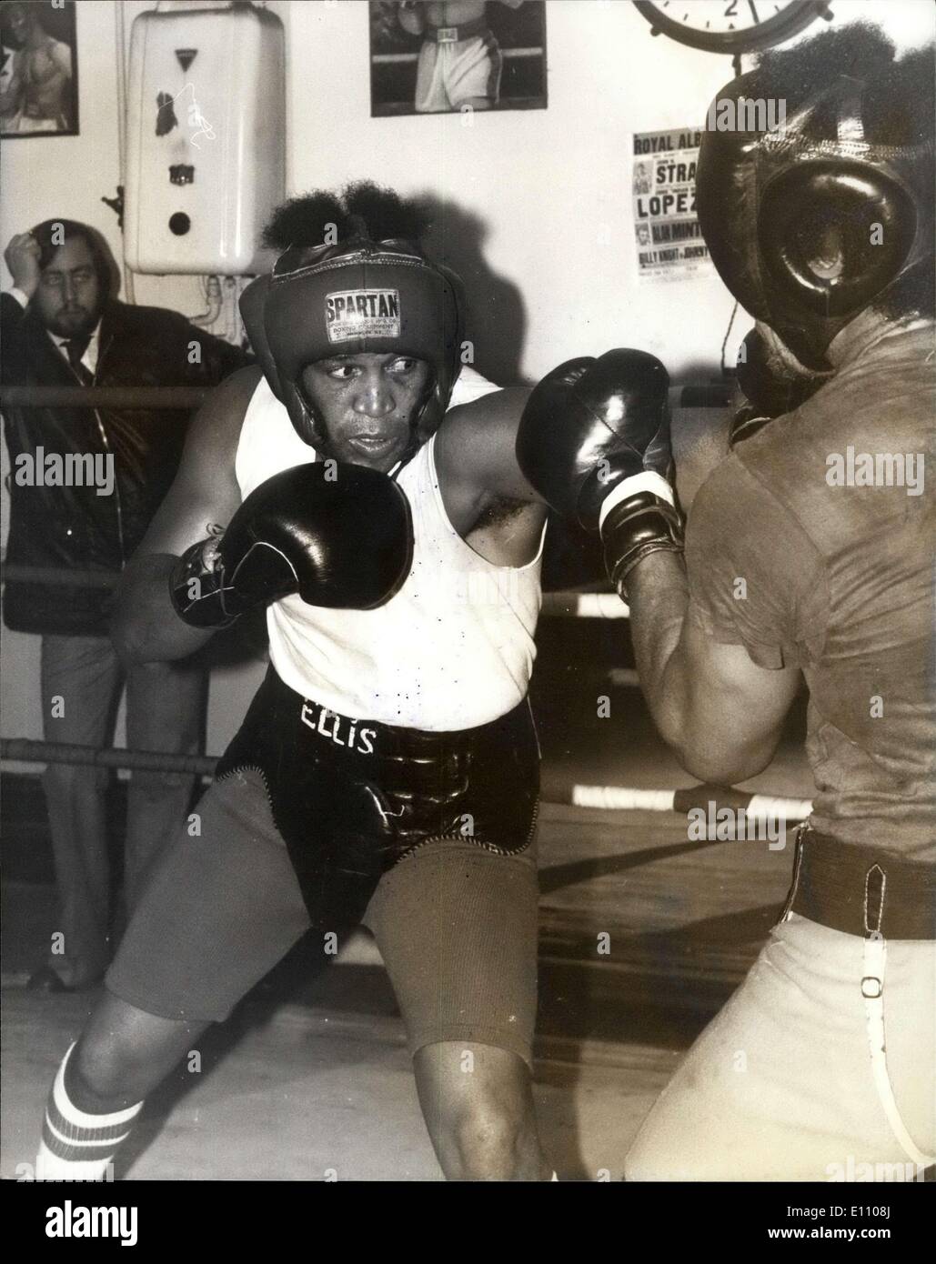 Nov. 05, 1974 - Jimmy ELLIS IN FORMAZIONE A THOMAS'A BECKETT. La foto mostra: JIMMY ELLIS visto durante un lavoro - con British Light - heavyweight BILLY KNIGHT. Combatte JOE BUGNER britannica ed europea Commonwealth pesante - campione del peso di martedì prossimo a Wembley. Foto Stock