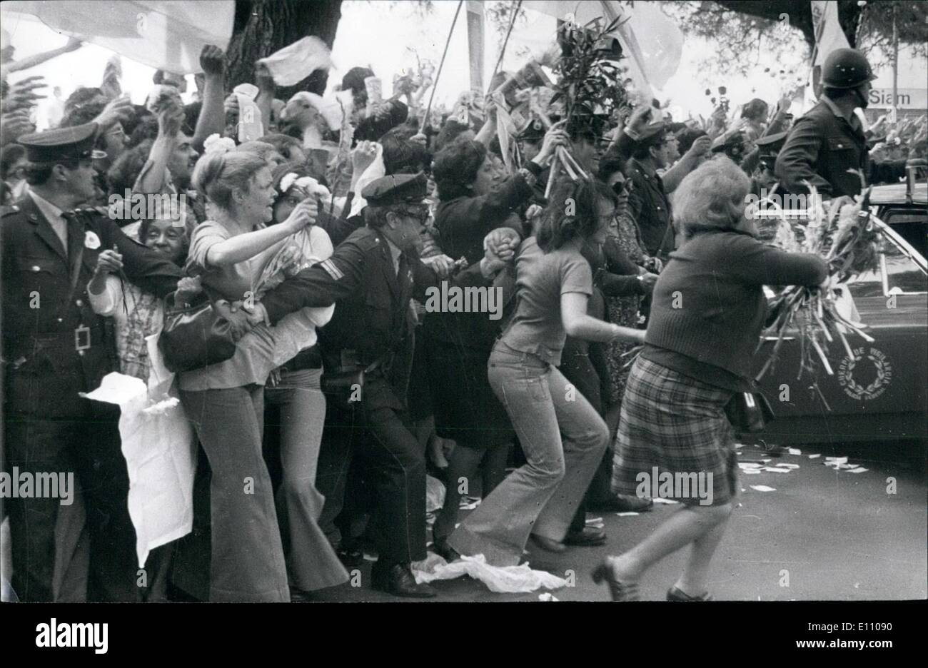 Nov. 11, 1974 - Eva Peron's secondo funerale in Buenos Aires: Altro dettaglio mostra molte donne e ragazze arrestate dalla polizia tentando di depositare fiori su sistemi Evita bara quando arrivano vive. Foto Stock