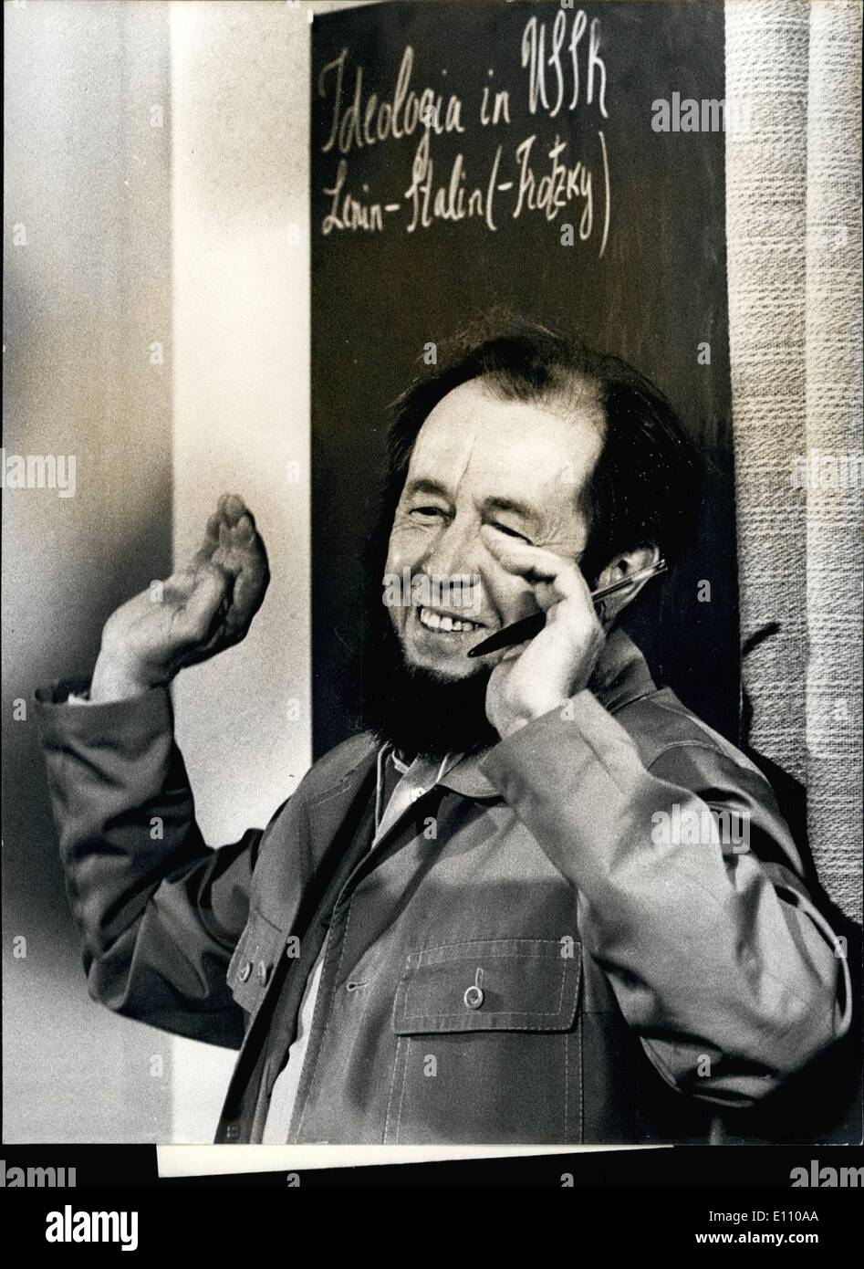 Nov. 11, 1974 - Solshenizyn presenta un dissidente saggio della collezione: In Svizzera esiliato scrittore sovietico Alexander Solshenizyn presentato nella sua casa a Zurigo un nuovo saggio raccolta di sette sovietica scrittori dissidenti alla stampa internazionale. Gli altri sei autori sono vive ancora in condizioni di Mosca e di tutte le richieste di rimborso sono in conformità il regresso della società russa per l etica cristiana. Il saggio della collezione sarà a cura di tre diversi stampa inglese editori in occidente. Solshenizyn durante la sua conferenza stampa. Foto Stock