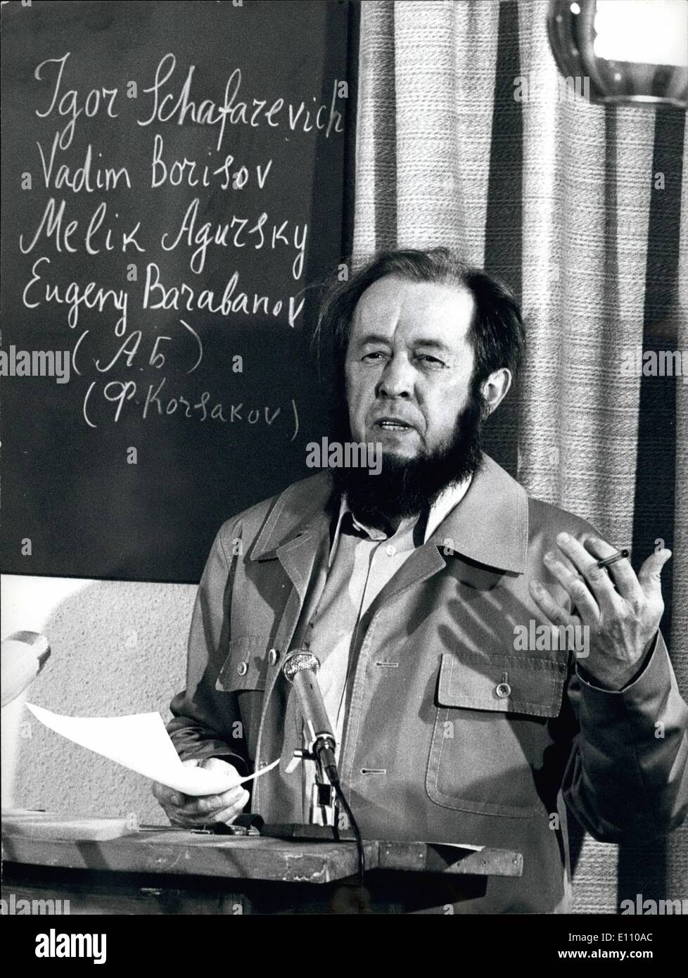 Nov. 11, 1974 - Solshenizyn presenta un dissidente saggio della collezione: In Svizzera esiliato scrittore sovietico Alexander Solshenizyn presentato nella sua casa a Zurigo un nuovo saggio raccolta di sette sovietica scrittori dissidenti alla internaional premere. Gli altri sei autori sono vive ancora in condizioni di Mosca e di tutte le richieste di rimborso sono in conformità il regresso della società russa per l etica cristiana. Il saggio-collezione sarà a cura di tre diversi stampa inglese editori in Occidente. La foto mostra Solshenizyn durante la sua conferenza stampa. Foto Stock