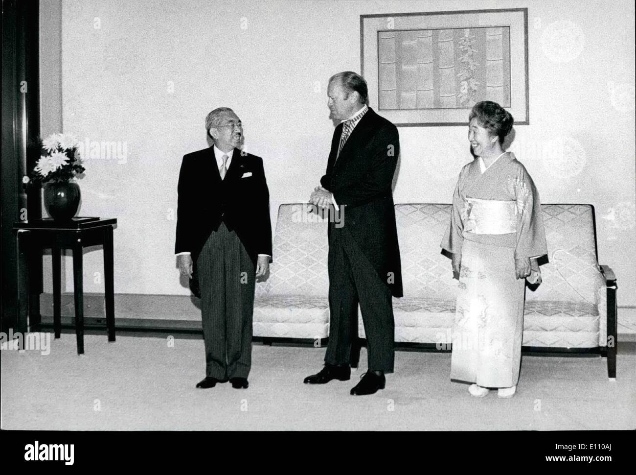 Nov. 11, 1974 - Il Presidente Ford visite in Giappone. Presidente Gerald Ford è ricevuto da Hirohito Imperatore e l'Imperatrice negato al palazzo imperiale di Tokyo , subito dopo il suo arrivo a Tokyo. Egli è il primo U.S. Il presidente in carica per visitare il Giappone. Foto Stock