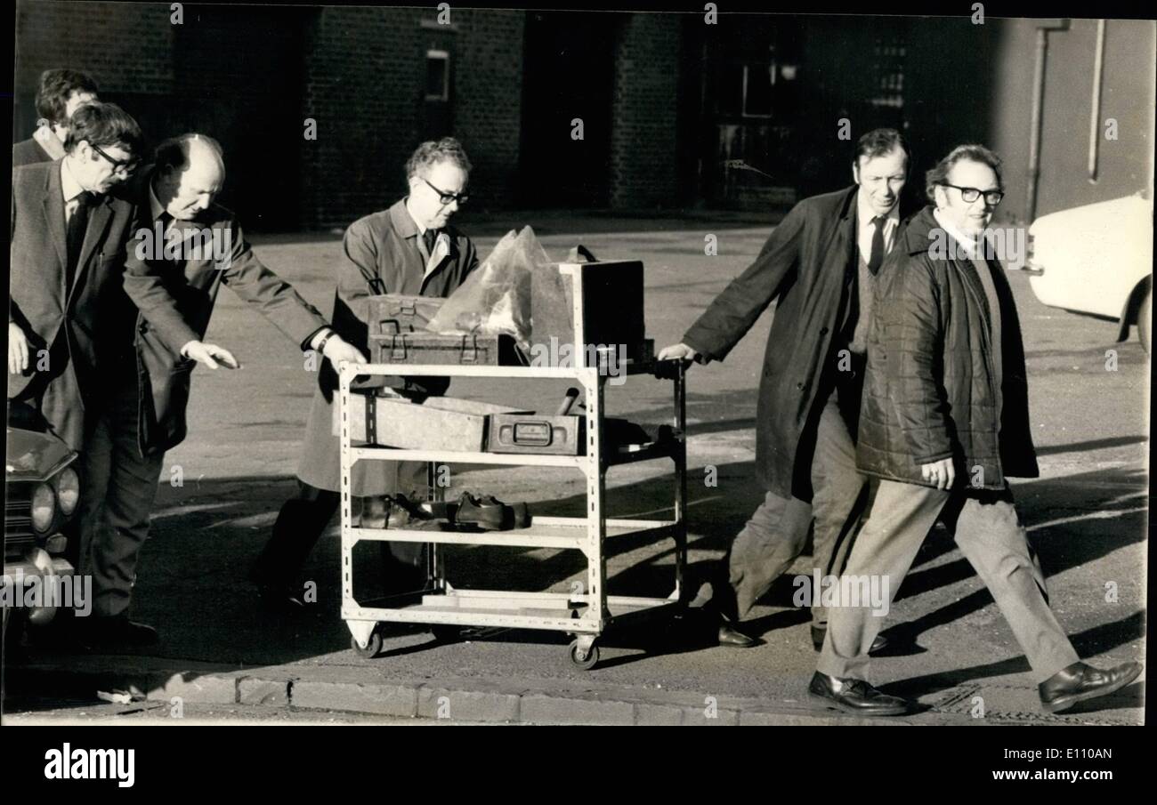 Nov. 11, 1974 - Aston Martin auto azienda va in liquidazione: l'Aston Martin auto aziendale, uno dei nomi più famosi in automobilismo britannico, è andato in liquidazione con la perdita di circa 500 posti di lavoro. Lavoratori presso lo stabilimento della società a Newport Bagnall, Bucks, sono state date le notizie di oggi. Mostra fotografica di lavoratori della Aston Martin impianto, visto wheeling lontano i loro strumenti di oggi. Foto Stock