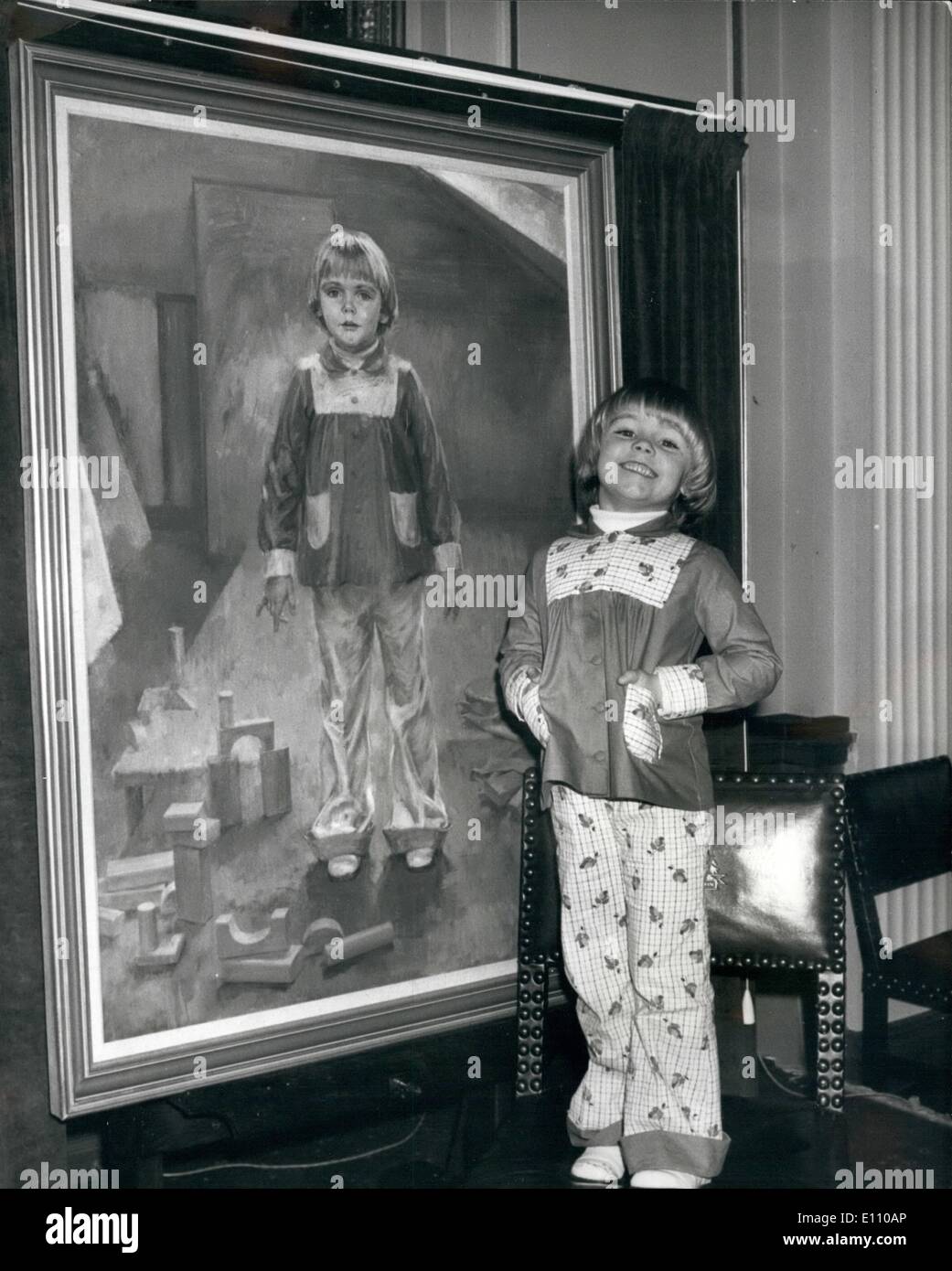 Nov. 11, 1974 - QUATTRO ANNI DI ''Miss pere 1974'' svela il suo ritratto di quattro anni di Katie Goodwin, di Stalybridge, Chesire, ha inaugurato oggi il suo ritratto a pittori' Hall nella città di Londra, come il vincitore del ben noto 'Miss pere'' la concorrenza. Il ritratto è stato dipinto da donna artista, Giugno Mendoza, R.O.I., R.P., la prima donna artista incaricato di dipingere il vincitore. La foto mostra: 4 anno vecchio Kattie Goodwin fa buon uso di una sedia per visualizzare il suo ritratto dopo la cerimonia di inaugurazione a pittori' Hall di oggi. Foto Stock