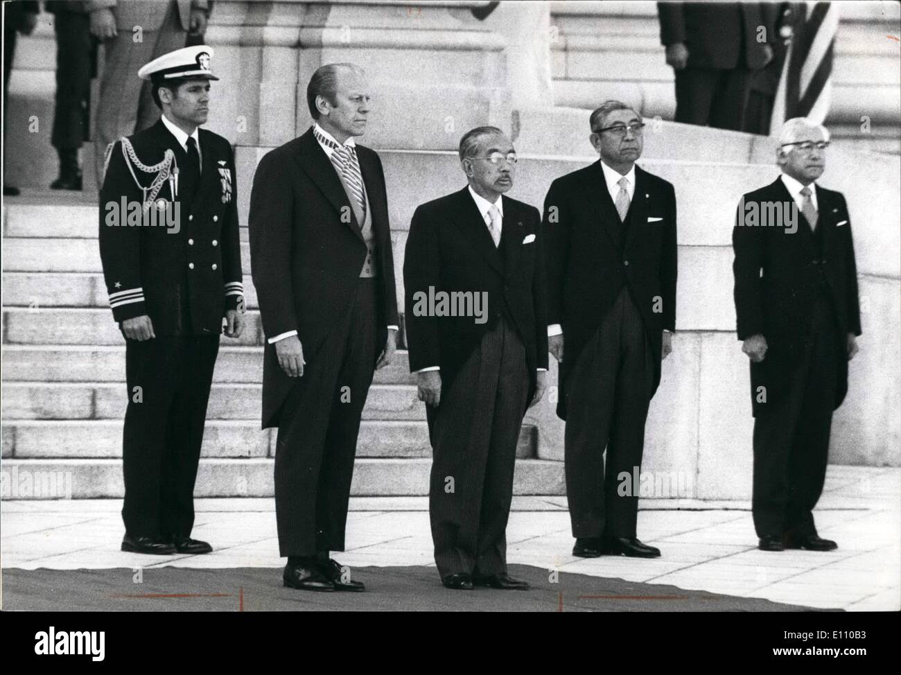 Nov. 11, 1974 - Il Presidente Ford Visite in Giappone. Presidente Gerald Ford e Imperatore Hirohito Del Giappone stand ad attenzione durante le cerimonie organizzate in onore dei presidenti al di fuori della Guest House a Tokyo. Dietro il presidente è il suo aiutante navale e accanto all'imperatore è il Sig. Shimazu, capo del Palazzo Akasaka Guest House dove il presidente è il vostro soggiorno e un interprete giapponese. La foto è stata scattata poco dopo il Presidente Ford è arrivato a Tokyo. Foto Stock