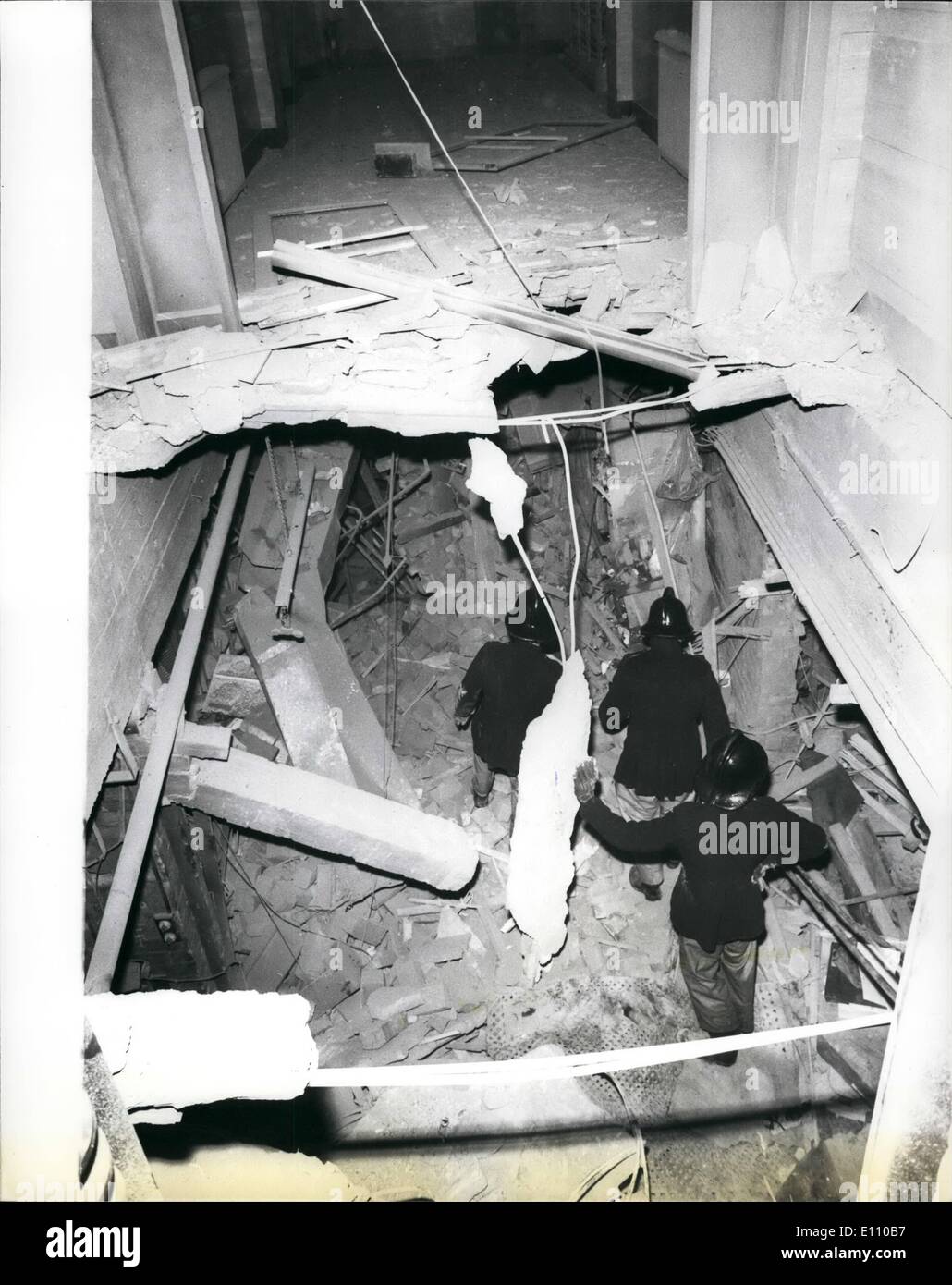 Nov. 11, 1974 - 19 morti e molti feriti in attentati dinamitardi a Birmingham. 19 persone sono state uccise e 200 feriti da IRA le bombe dei terroristi che è esplosa in due case pubbliche di Birmingham la scorsa notte. Una bomba è stata al Mulberry Bush public house, e l'altra presso la taverna della città. KEYSTONE mostra fotografica di:- i vigili del fuoco la ricerca hanno devastato la cantina della Taverna in città dopo la scorsa notte di esplosione in Birmingham. Foto Stock