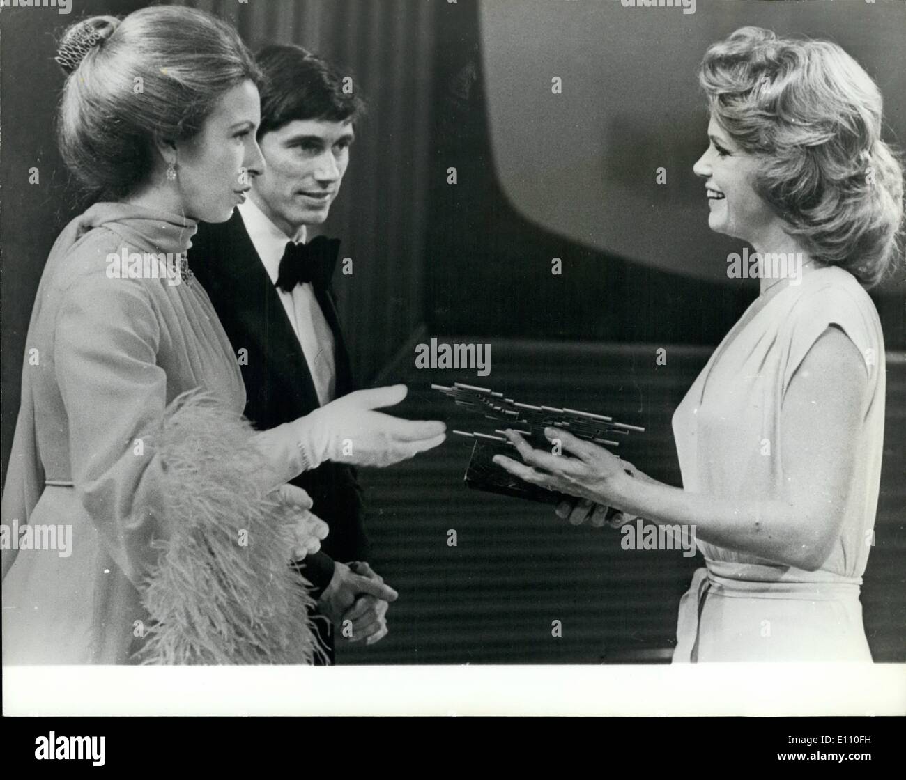 27 febbraio 1975 - Febbraio 27th, 1975 Princess Anne presenta awards. Princess Anne (sinistra) presentando attrice Lee Remick con il miglior attrice TV award per il 1974, presso la società britannica di Film e TV Arts a Londra la scorsa notte. Lee ha vinto il premio per il suo ruolo di titolo in JennieÃ Foto Stock