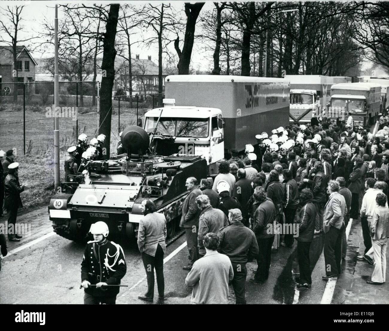 Nov. 11, 1974 - Da ieri migliaia di camion olandese-portanti blocco il tedesco e belga di frontiere con i loro autocarri, provocando un enorme caos. Si tratta di una protesta contro una modifica della legge concernente la guida-tempo. Per giorno la polizia militare trascinato via con vars blindato il camion sbarramento delle frontiere. La foto mostra a Wuustwezel vicino alla frontiera belga un autoblindo trascina lontano uno dei carrelli. Foto Stock