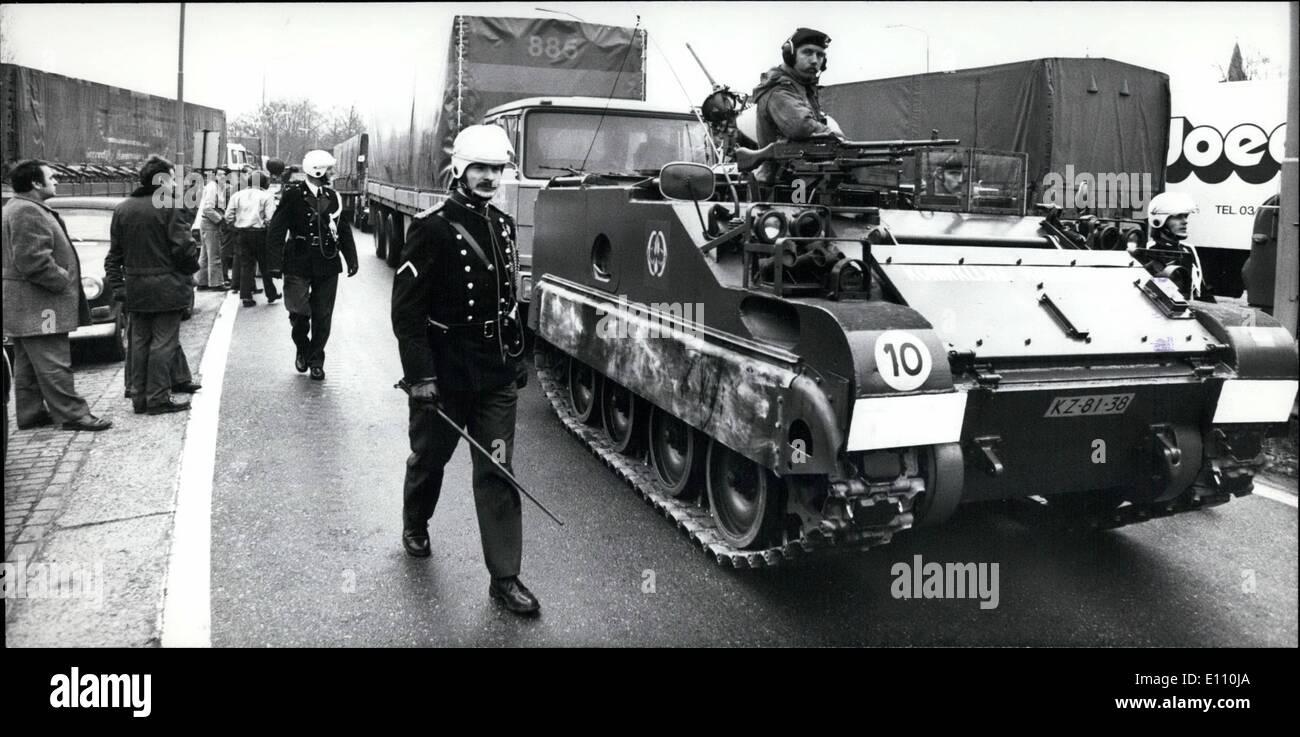 Nov. 11, 1974 - Da ieri migliaia di camion olandese-portanti blocco il tedesco e belga di frontiere con i loro autocarri, provocando un enorme caos. Si tratta di una protesta contro una modifica della legge in materia di tempi di guida. Per giorno la polizia militare trascinato via con auto blindate carrelli sbarramento delle frontiere. Foto: a Wuustwezel vicino alla frontiera belga un autoblindo trascina lontano uno dei carrelli. Foto Stock