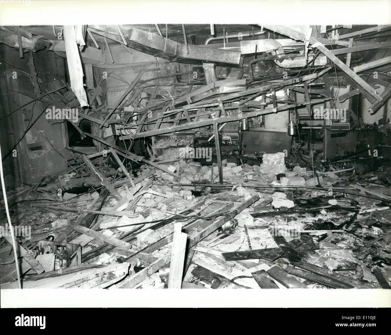 Nov. 11, 1974 - 19 morti e molti feriti in attentati dinamitardi a Birmingham.: 19 persone sono state uccise e 200 feriti da IRA le bombe dei terroristi che è esplosa in due case pubbliche nel centro di Birmingham la scorsa notte. Una bomba è stata al Mulberry Bush public house e l'altra presso la taverna della città. Mostra fotografica di vista che mostra la devastazione causata dalla bomba al Mulberry Bush public house di Birmingham la scorsa notte. Foto Stock